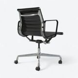 Paire noire (2) de chaises de bureau Herman Miller Original Eames EA318 avec bases à roulettes