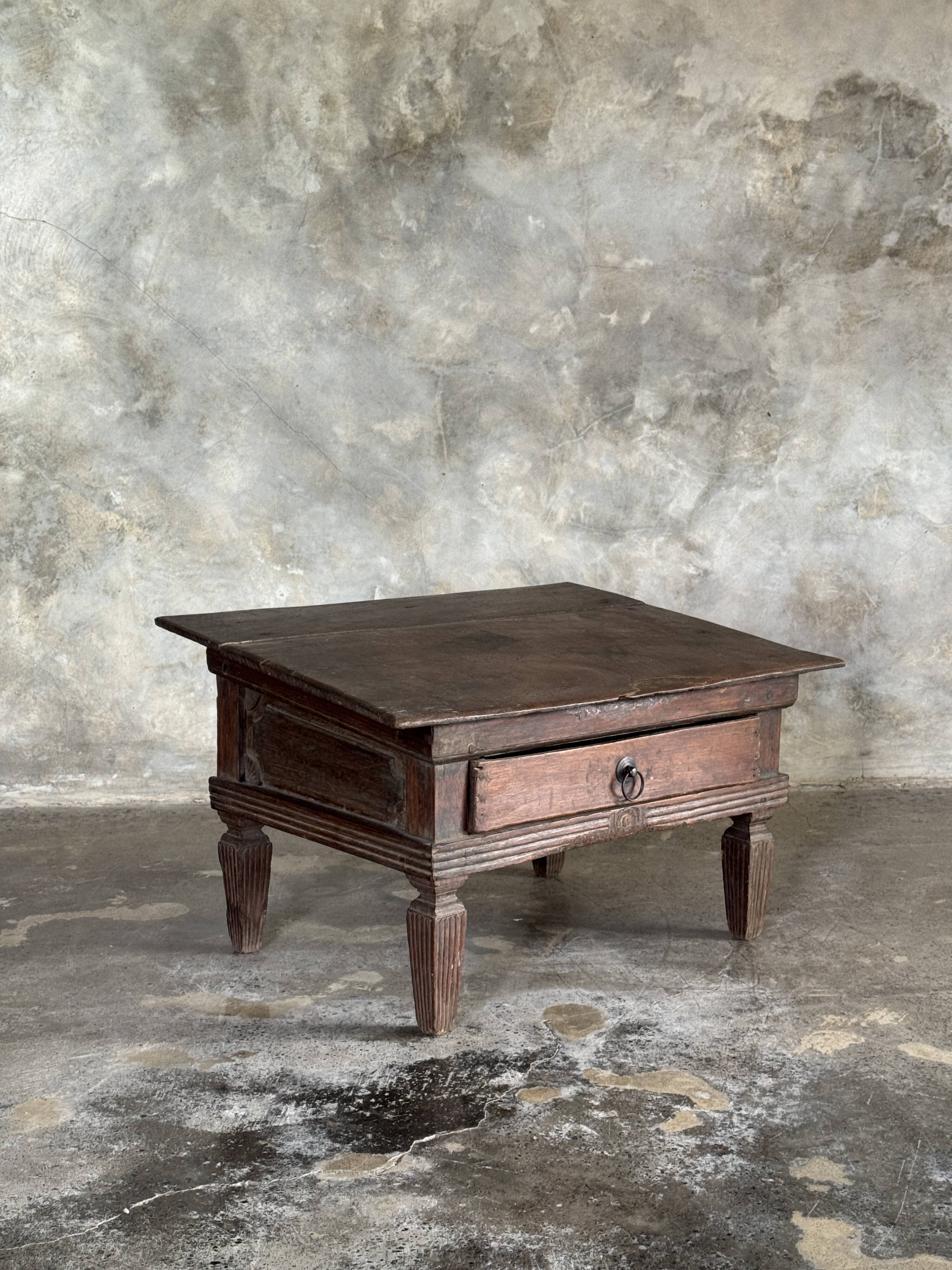 Petit écritoire table basse ancienne indonésienne en teck H33 40,5x55