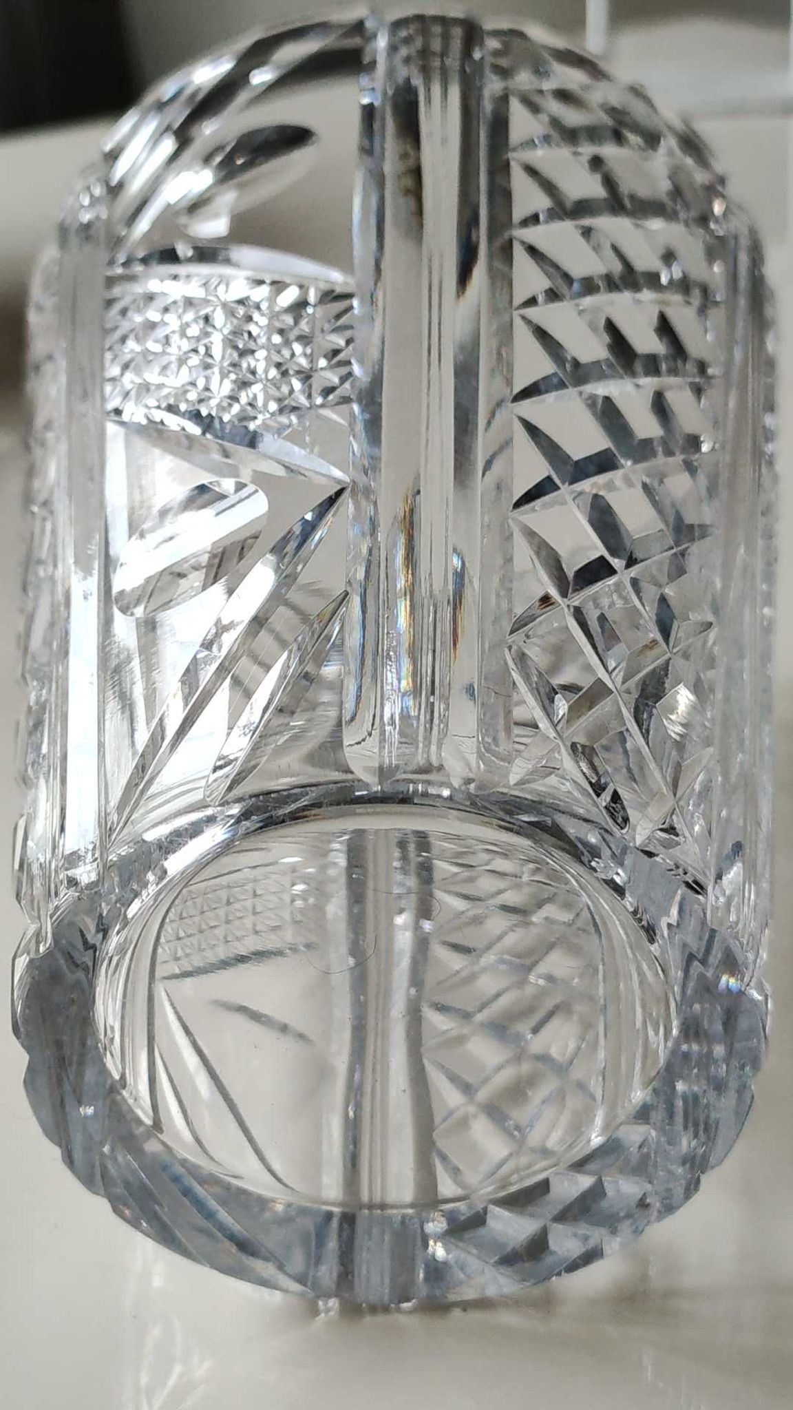 Vintage vase with flared neck in cut crystal - Decorated with geometric patterns / diamond braces