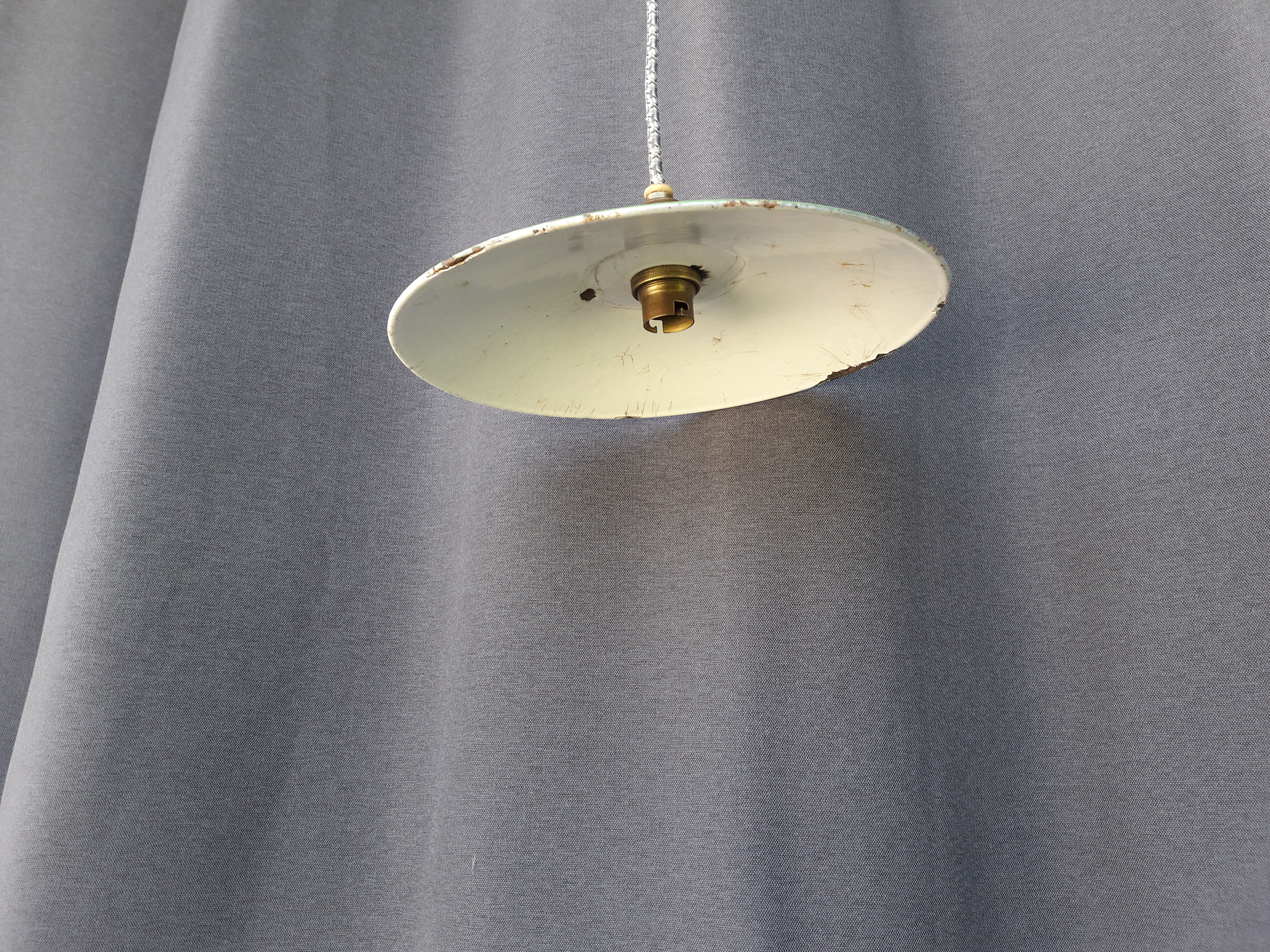 Enamelled sheet metal suspension