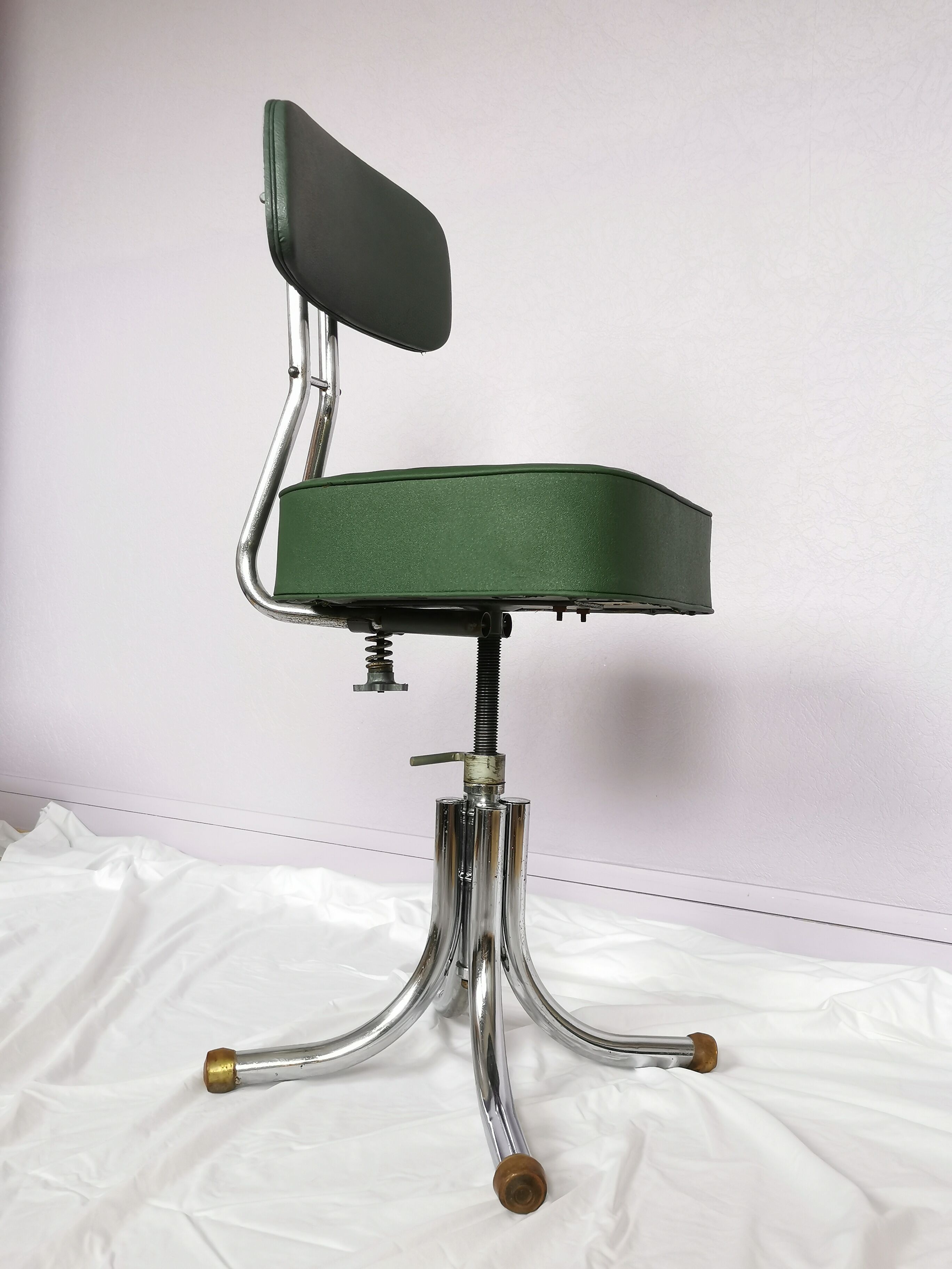 Chaise pivotante en skaï vert et acier chromé, Pullman, 1960