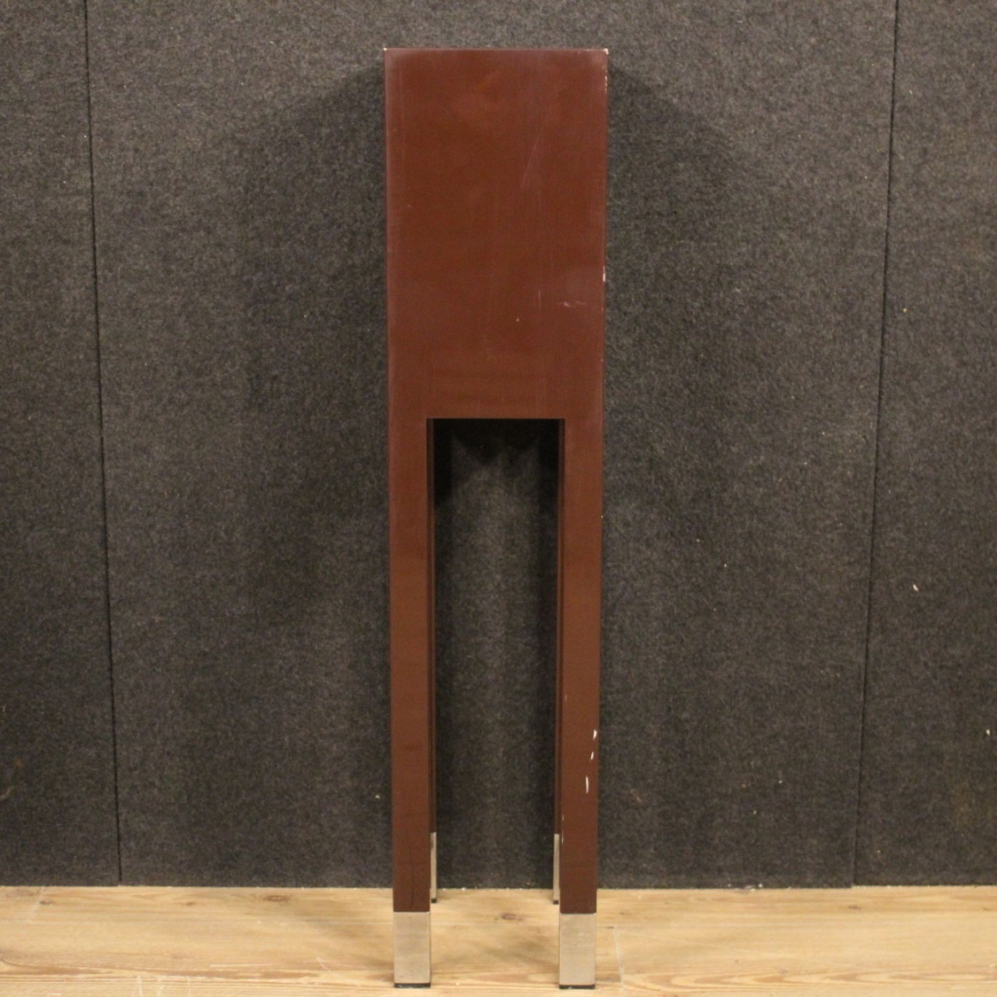 Table d’appoint en bois laqué