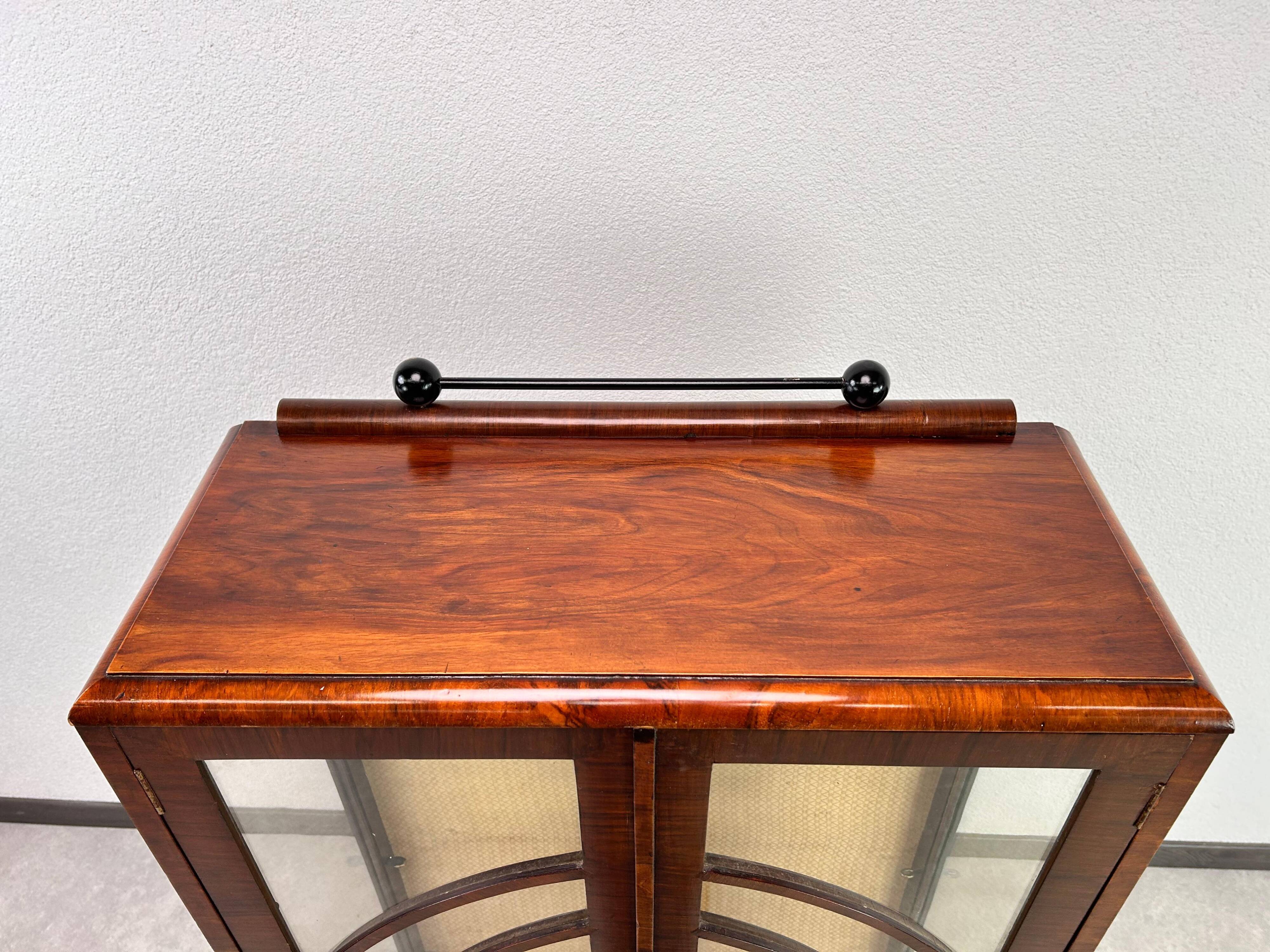 Petite vitrine art déco en noyer