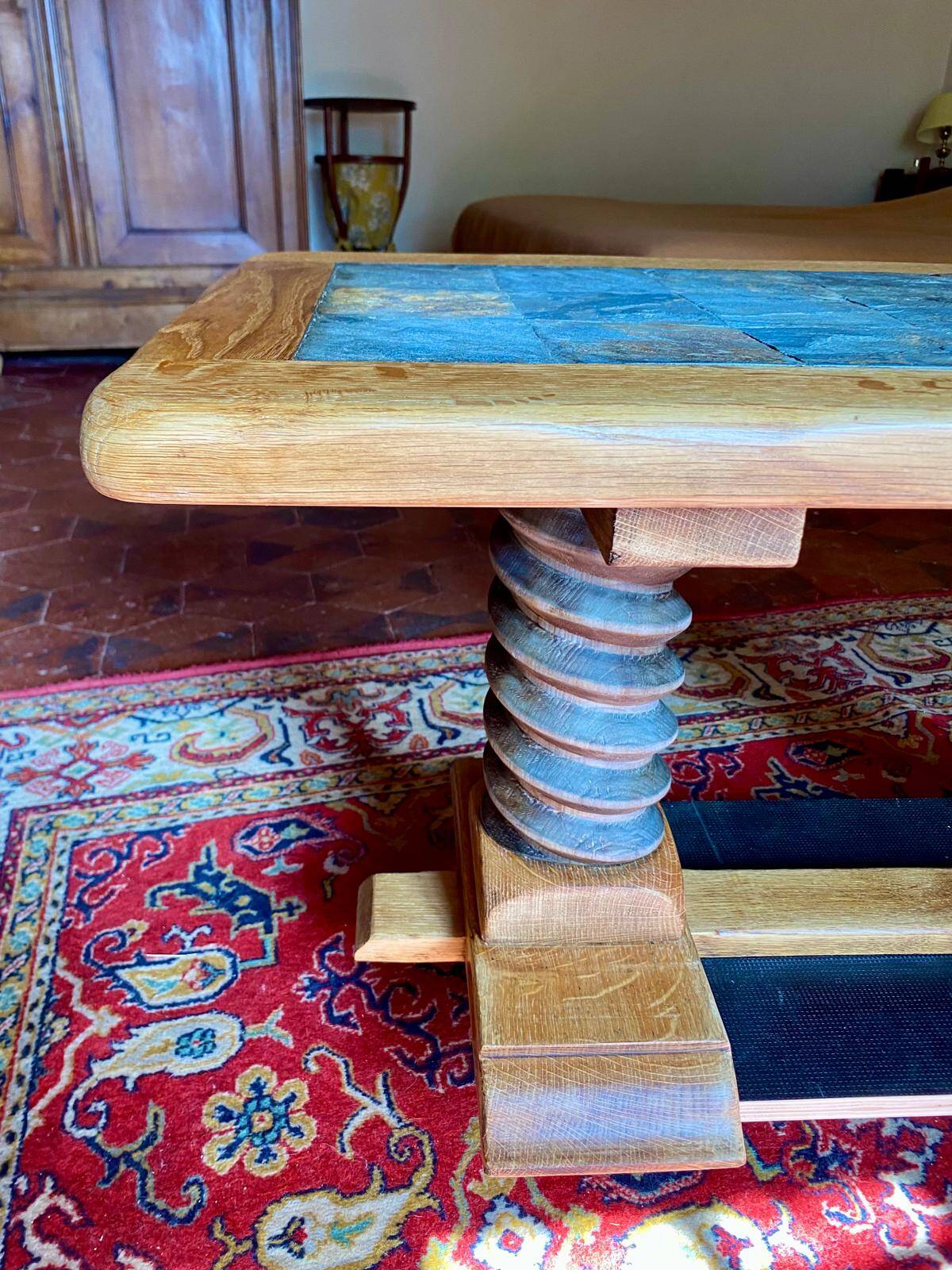 Vintage coffee table in solid oak and slate – Press screw base
