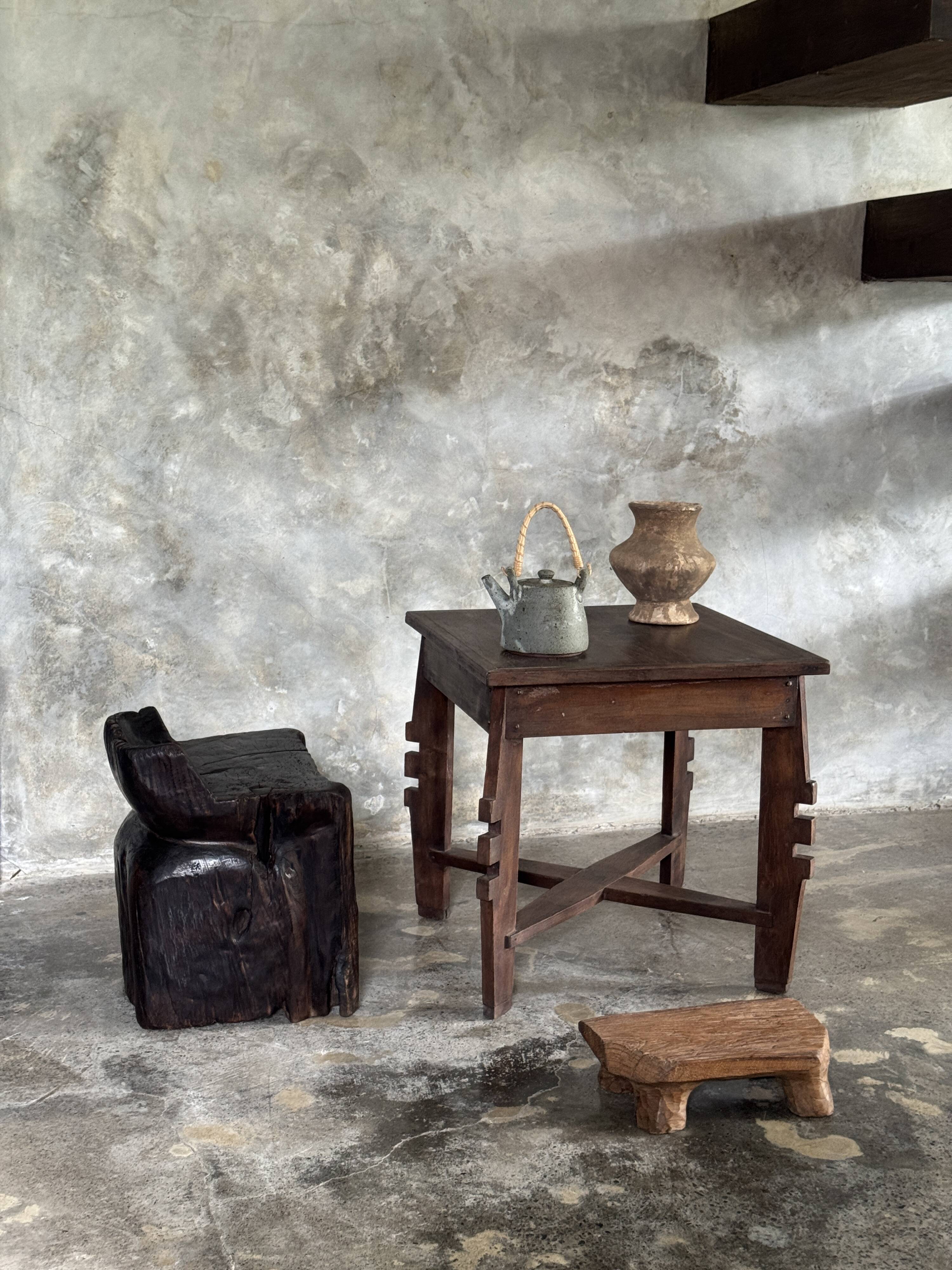 Stool, tabouret or low Japanese-style armchair in brutalist monoxyle radica.