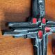 Duo de croix vintage en terre cuite émaillée