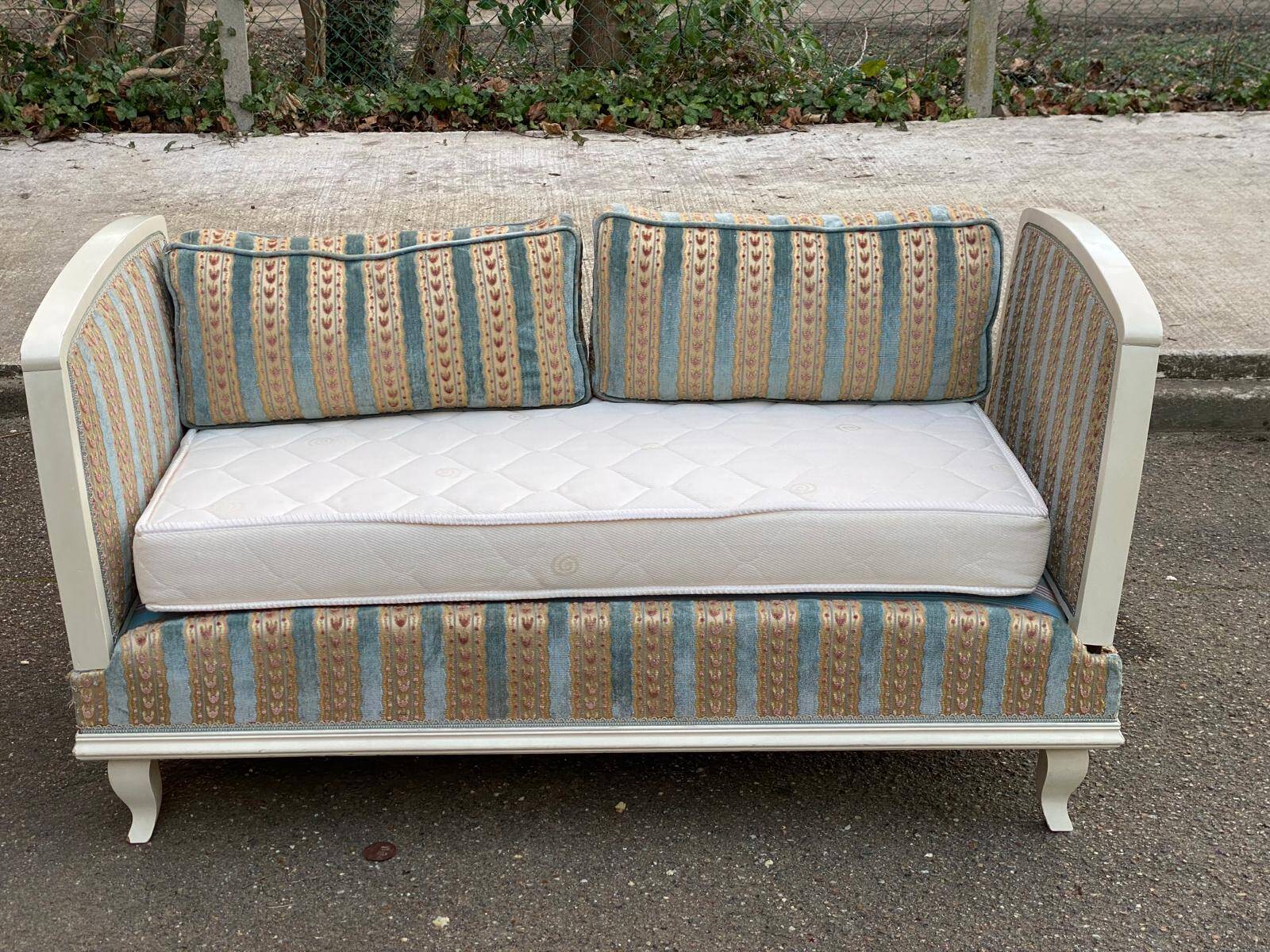 Louis XV velvet bench from the 19th century.