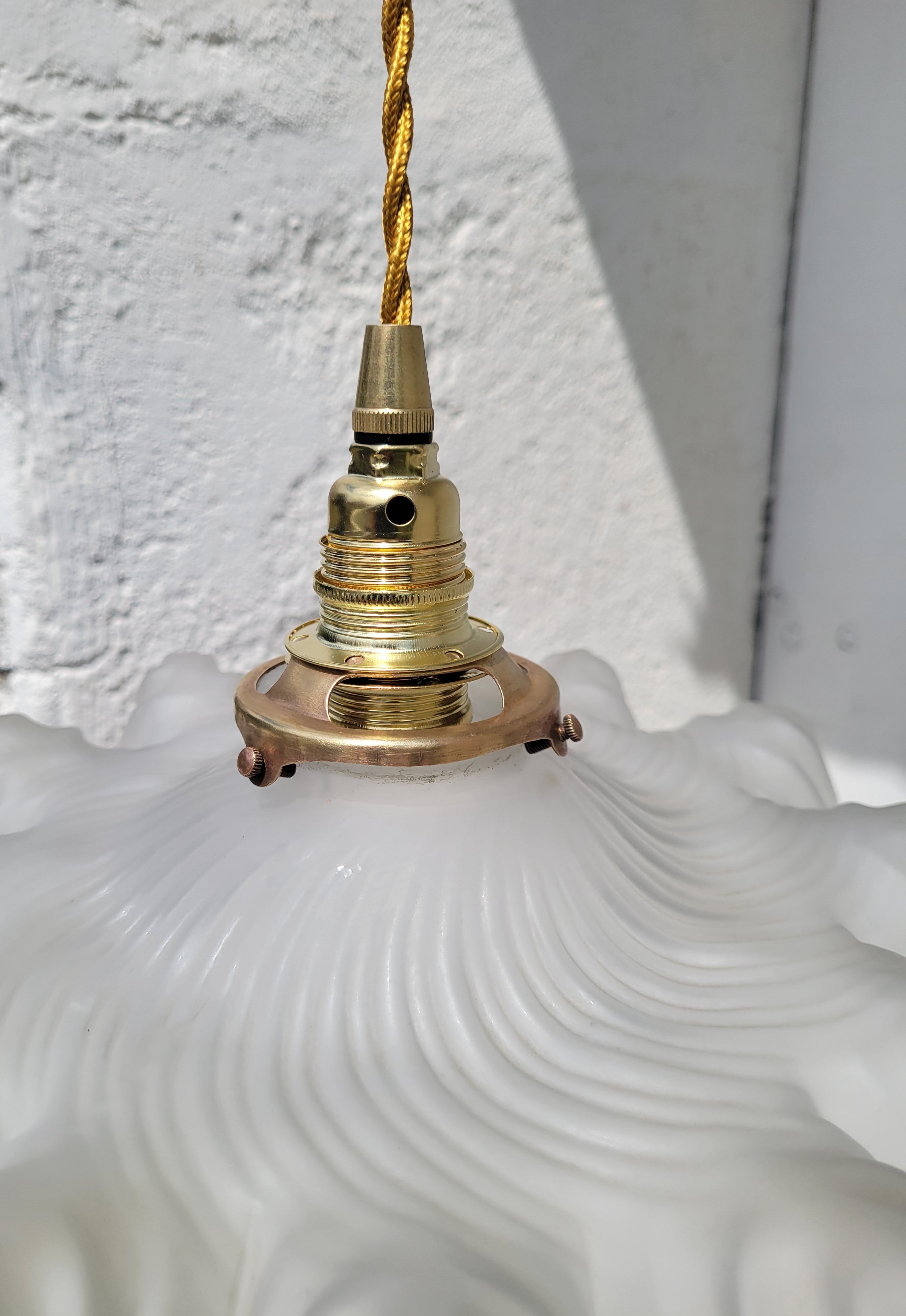 Opaline corolla suspension