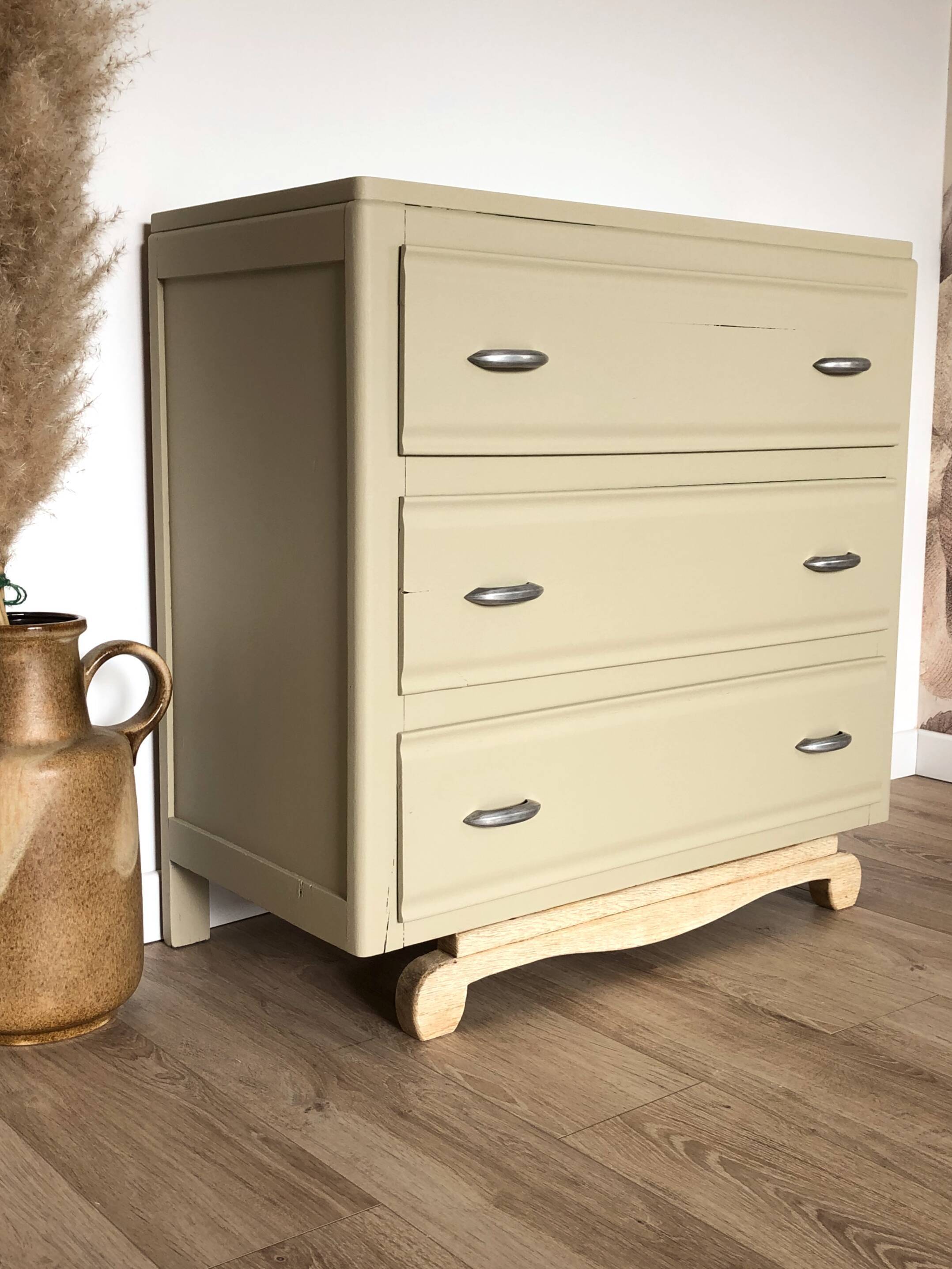 Commode vintage couleur crème d'artichaud