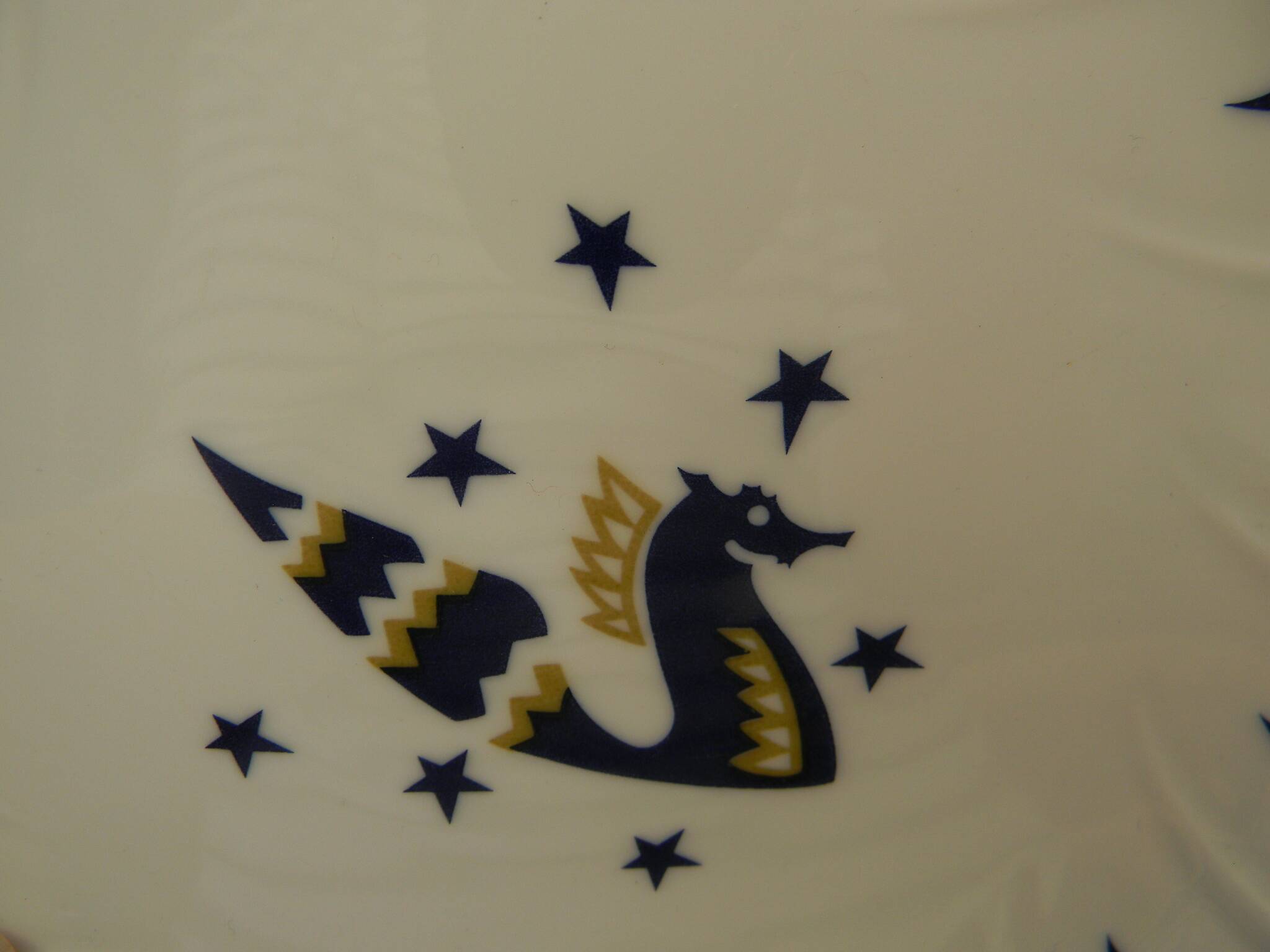 Lot de 2 assiettes à dessert en porcelaine . décor de jean picart le doux.