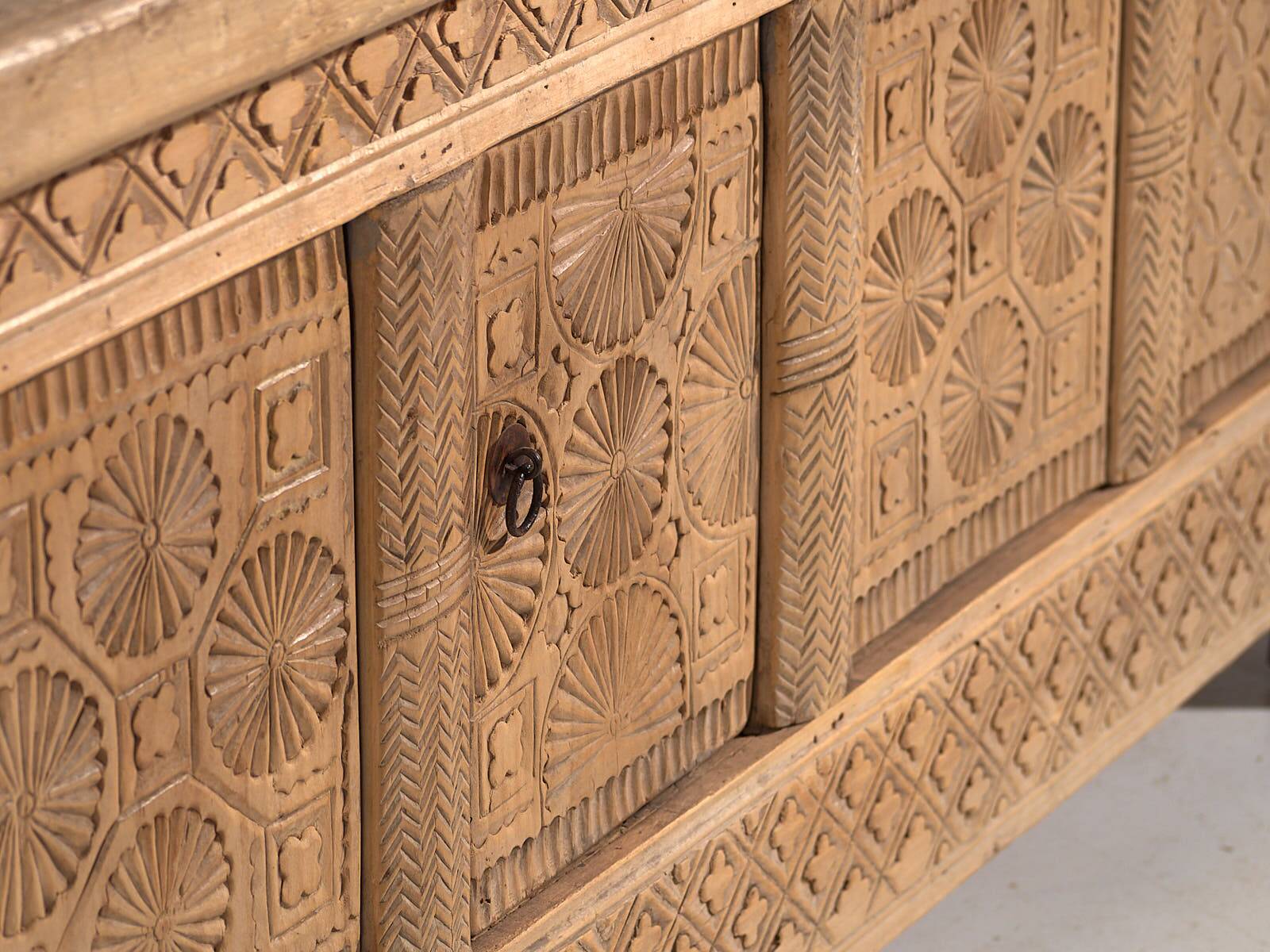 Ancien meuble TV sculpté à la main (c.1900)