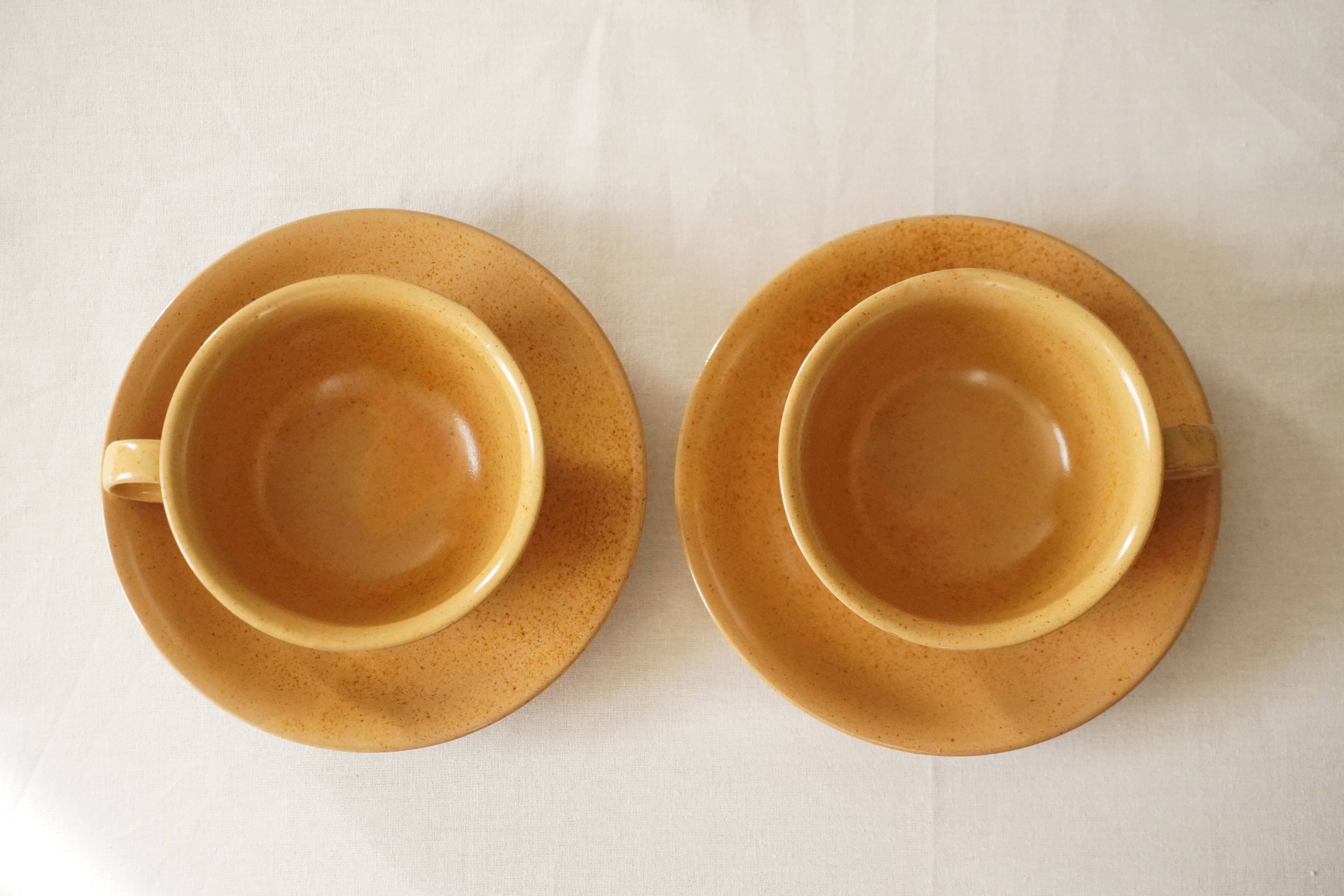 Lot de 2 tasses à thé et soucoupes en grès marron clair