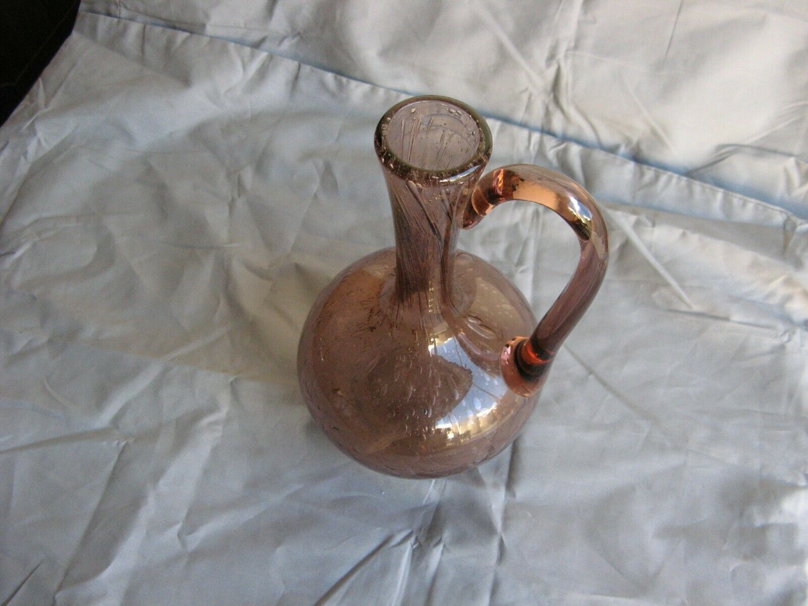 Carafe en verrerie de Biot de couleur violet mauve