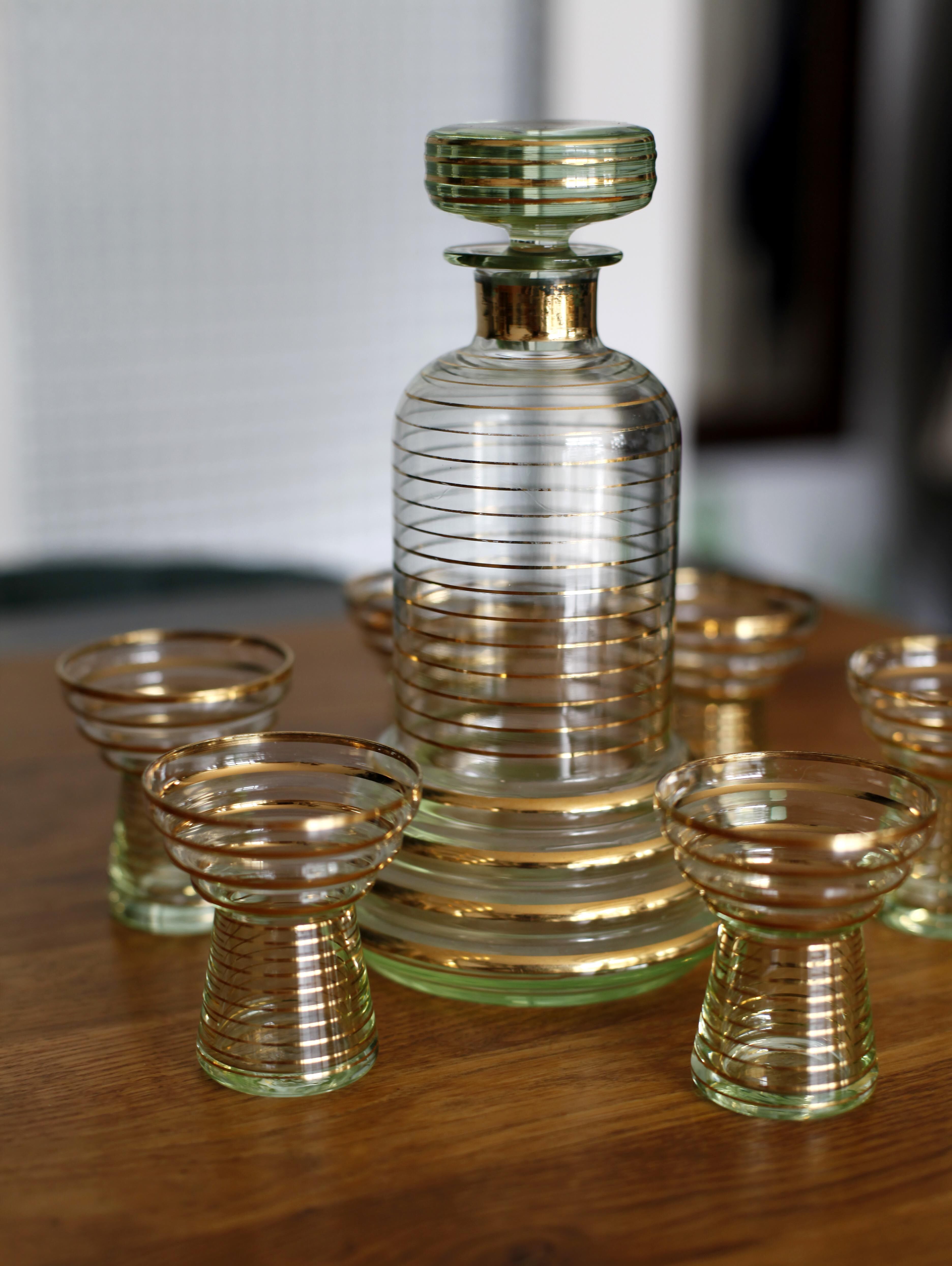 Carafe and its 6 gatsby style glasses