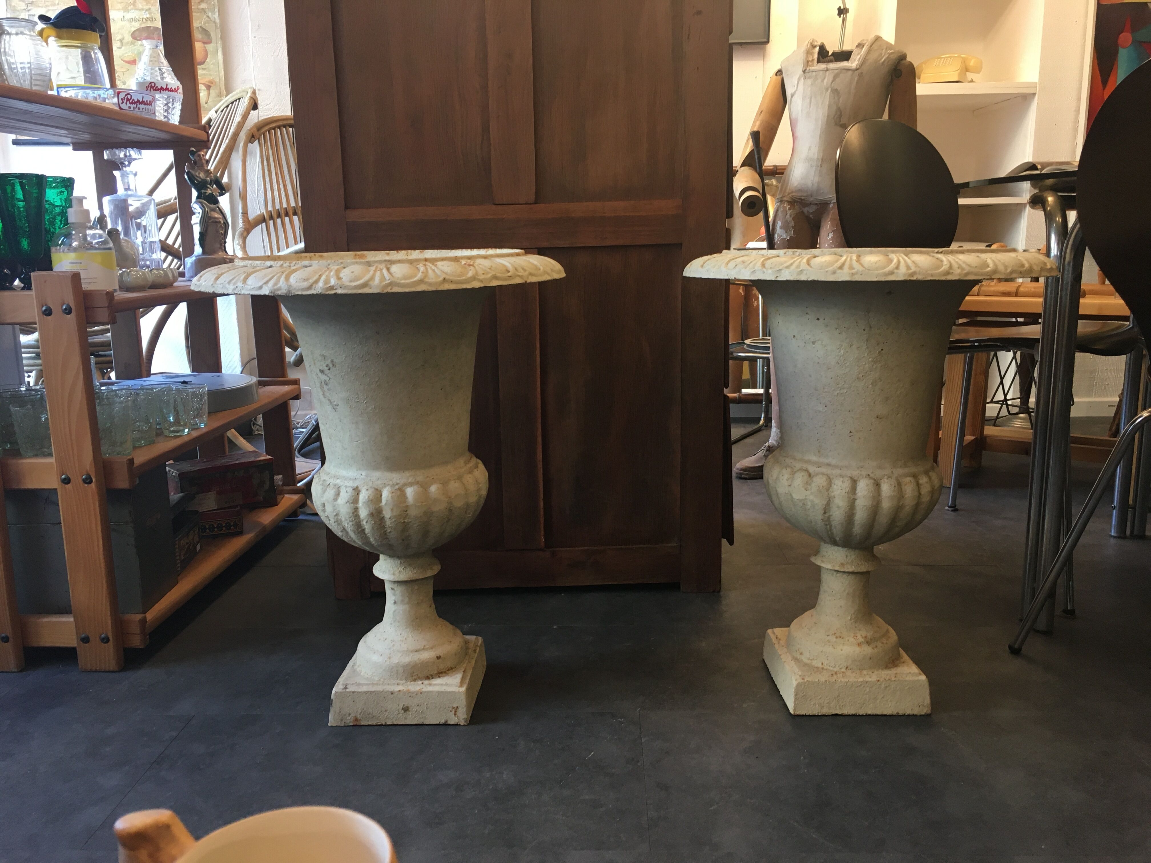 Pair of medicid vasques, cast, exterior