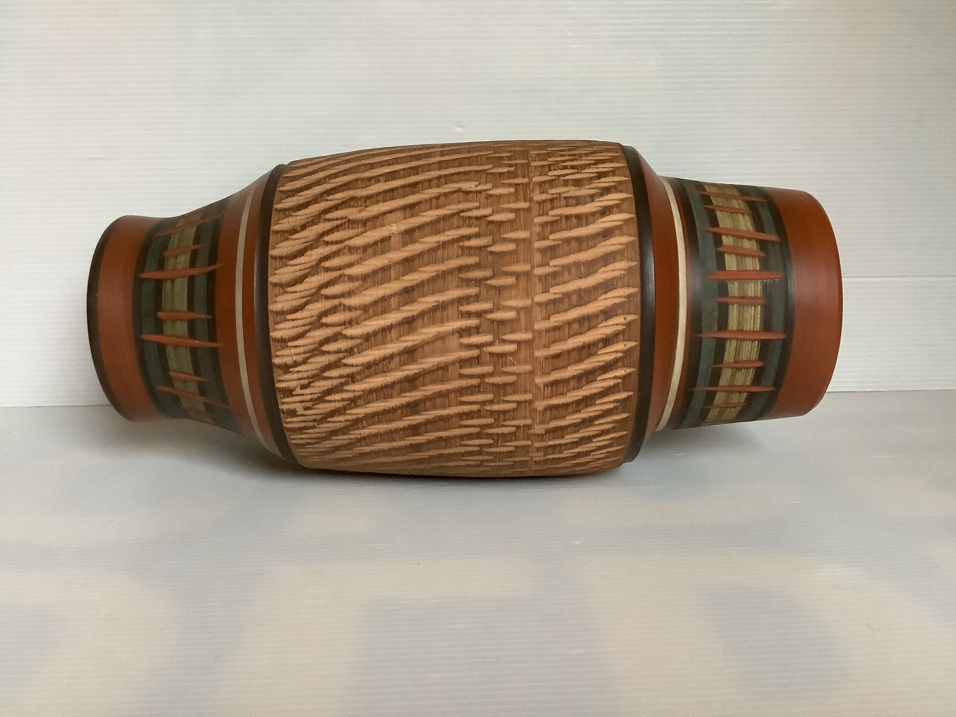 Homvombeit terra cotta vase