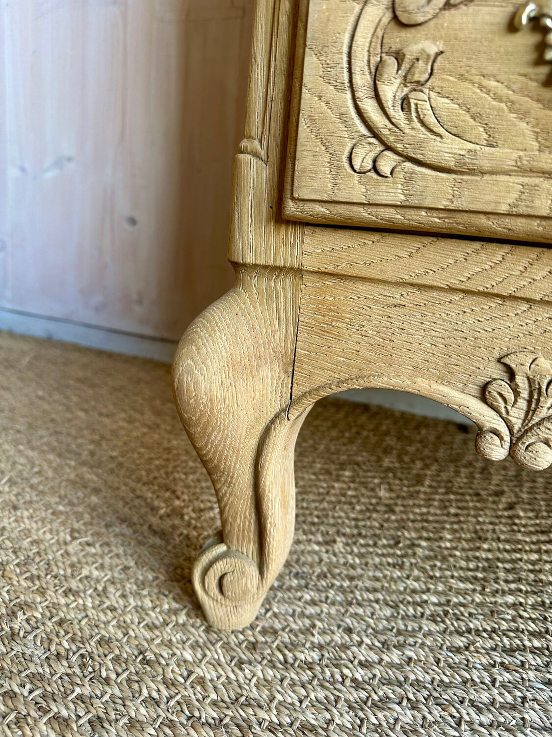 Louis XV provincial commode in solid oak – marquetry top