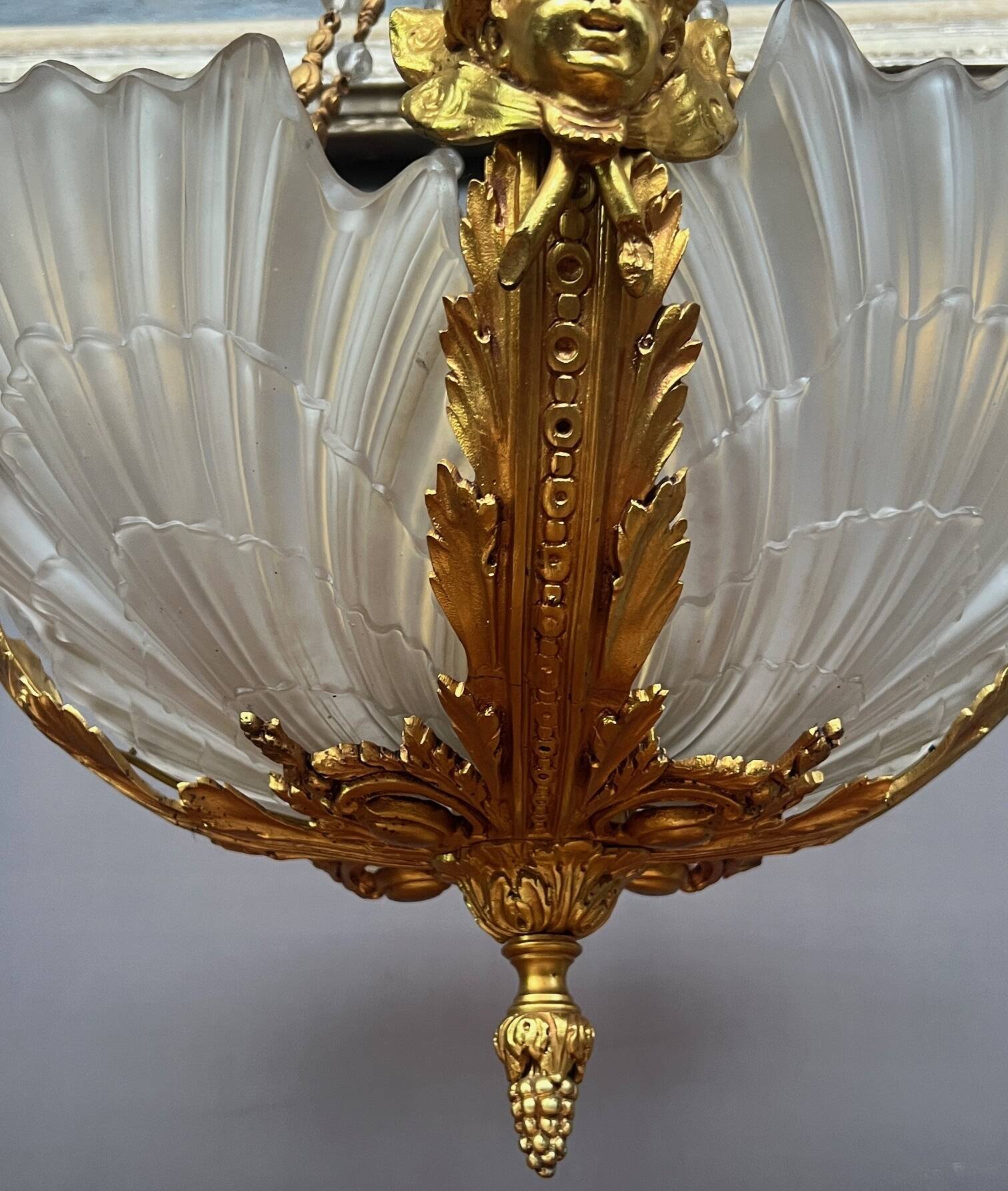 Golden bronze chandelier in Louis XVI style. 12 light points.