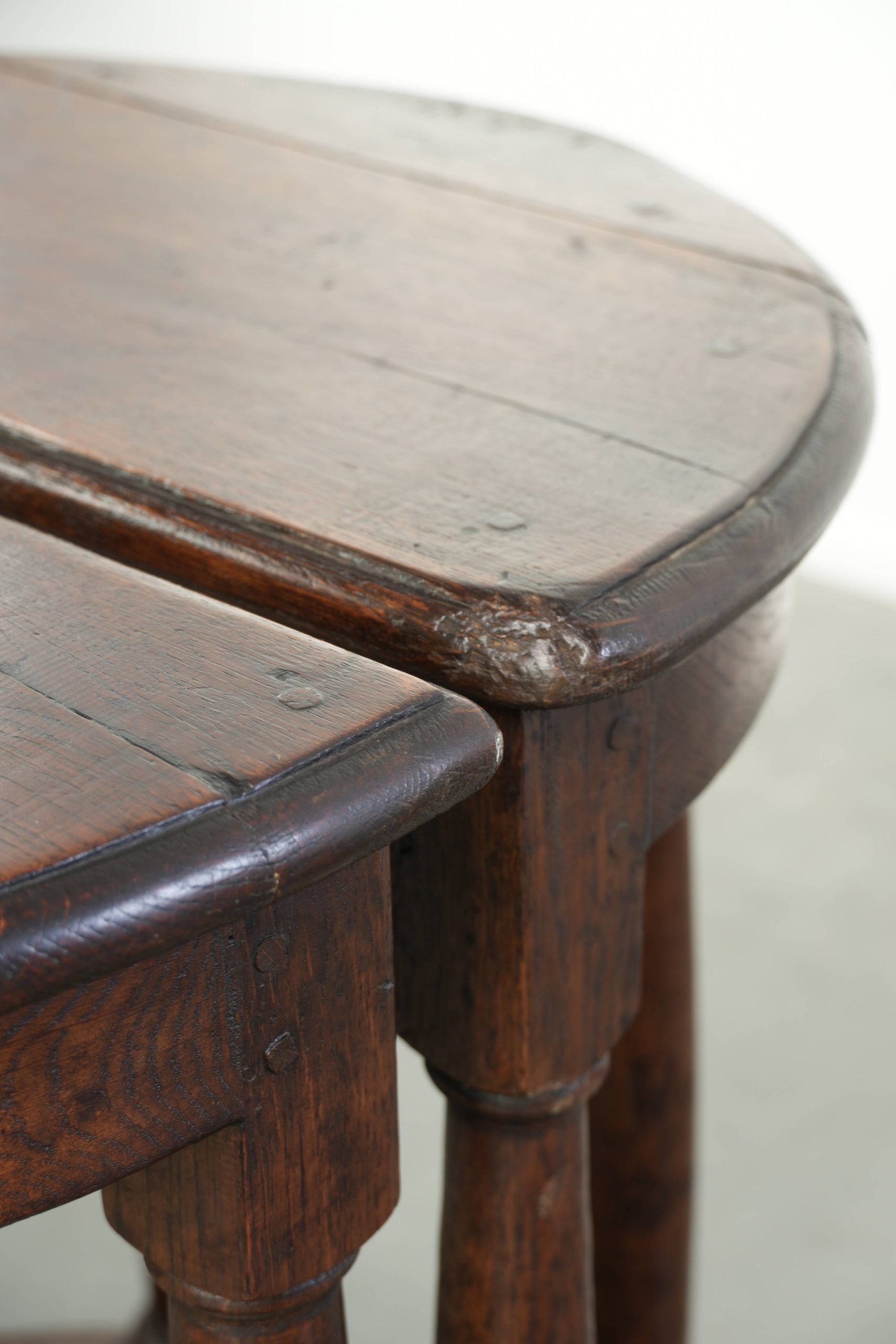 2 tables d'appoint anglaises antiques, fin du 19e siècle