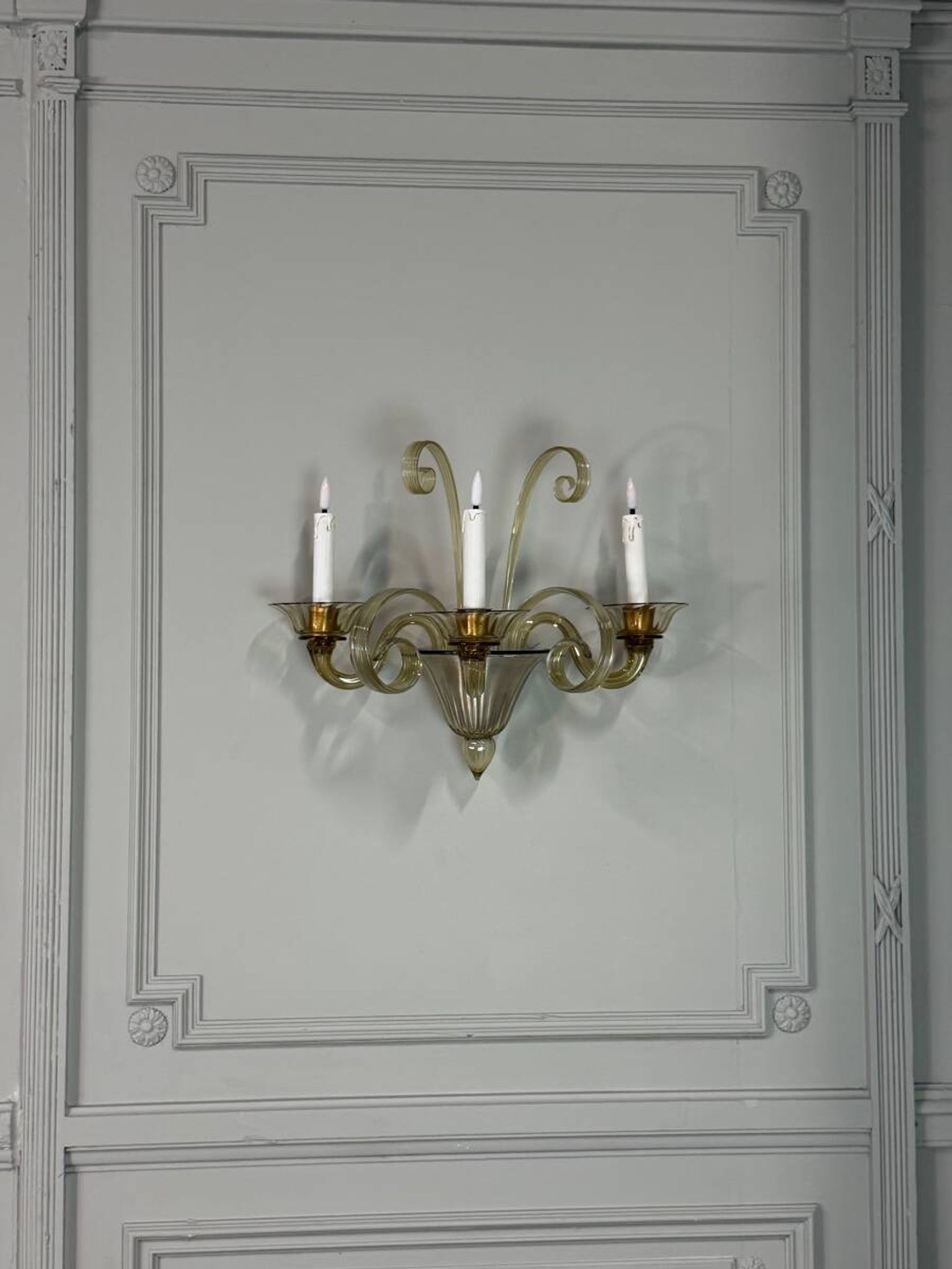 Venetian wall light in gilded Murano glass, circa 1940, set of five available.
