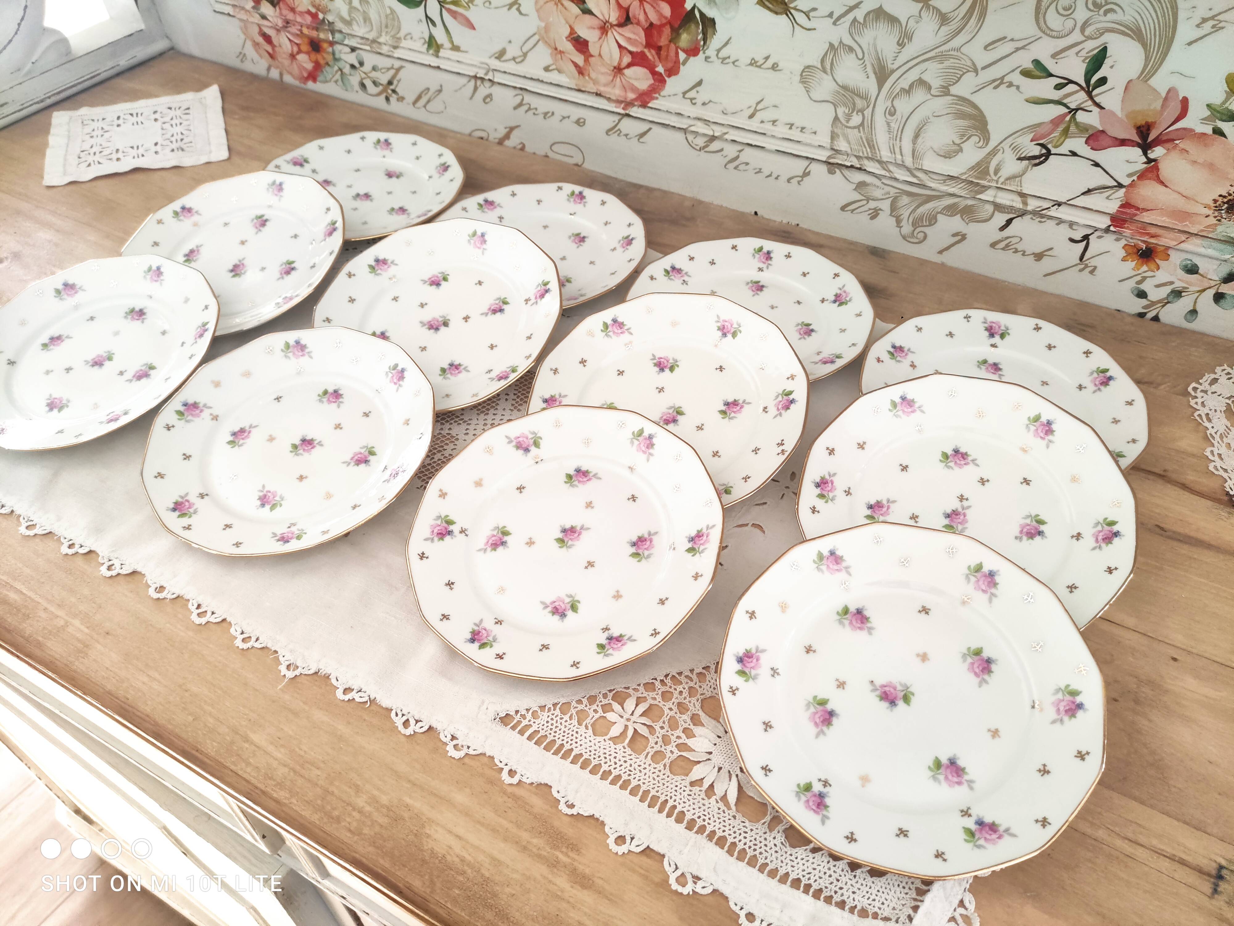 Lot de 12 assiettes à dessert en porcelaine Lourioux Foëcy France décor floral et doré