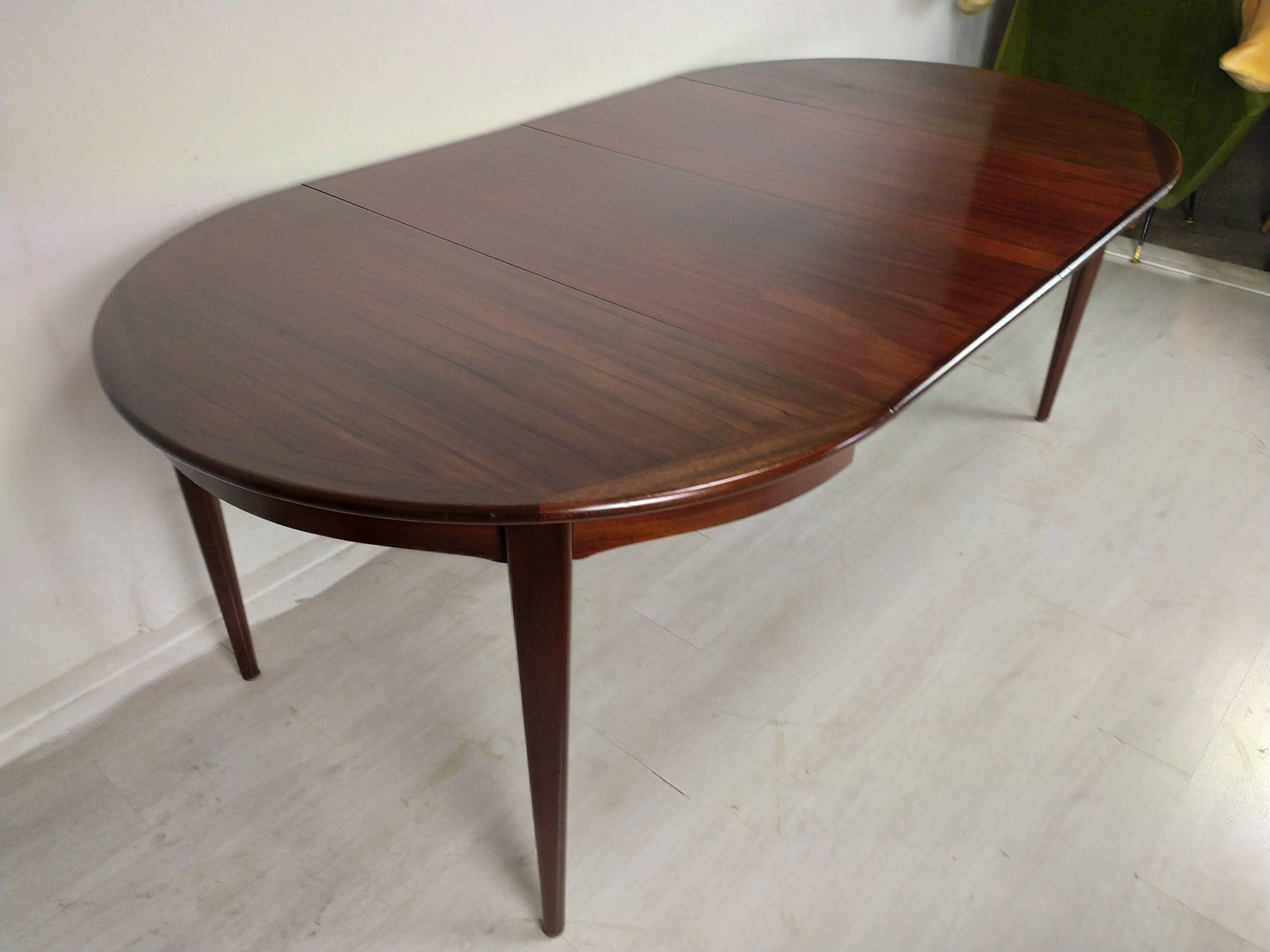 Scandinavian extendable table