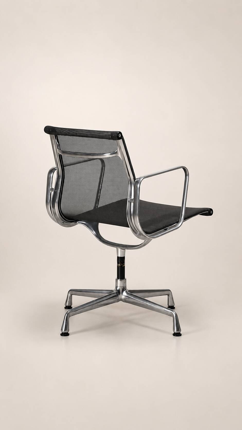 2 chaises de bureau Vitra Charles & Ray Eames EA 103 Aluminium