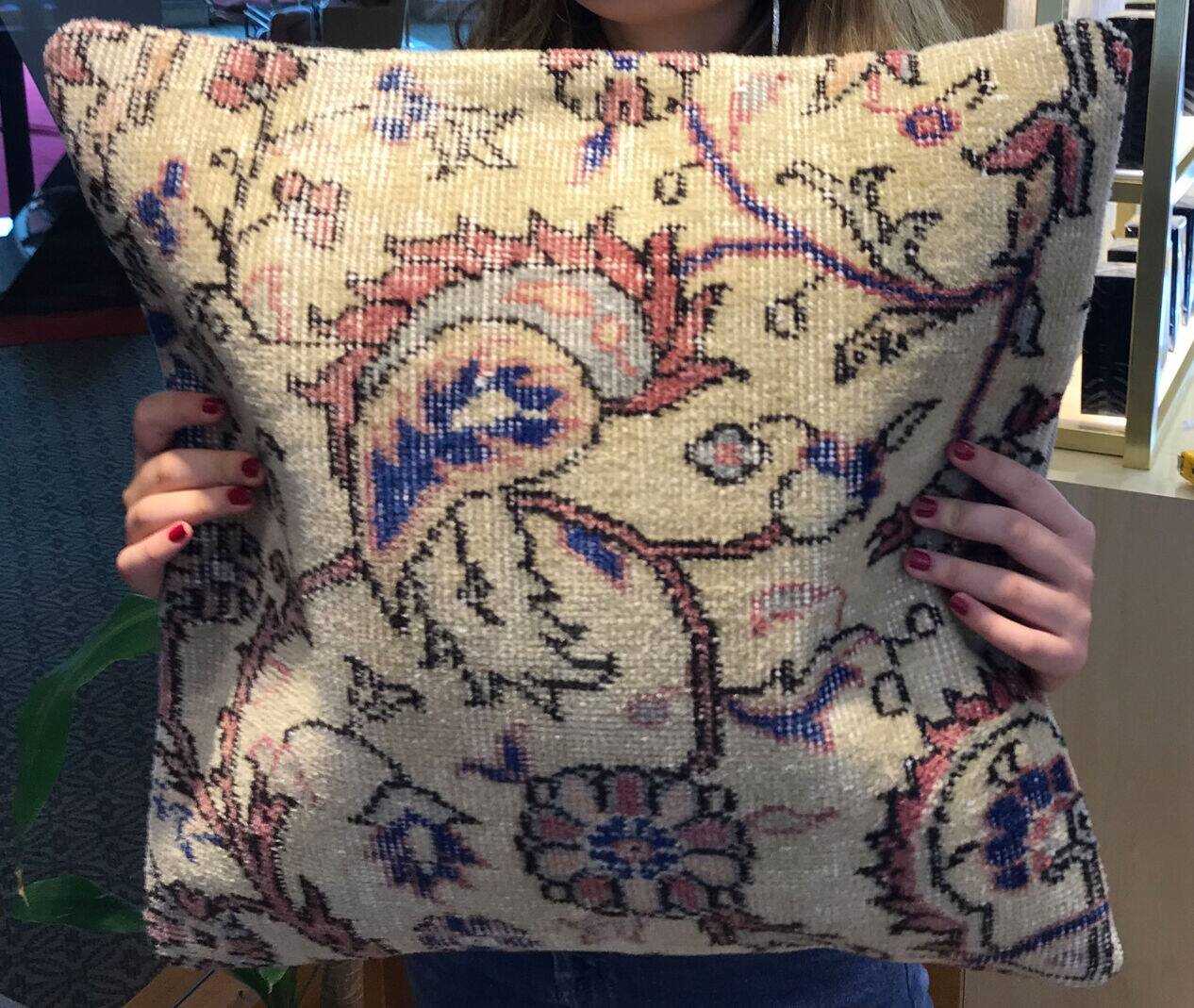 Coussin en tapis vintage fait main