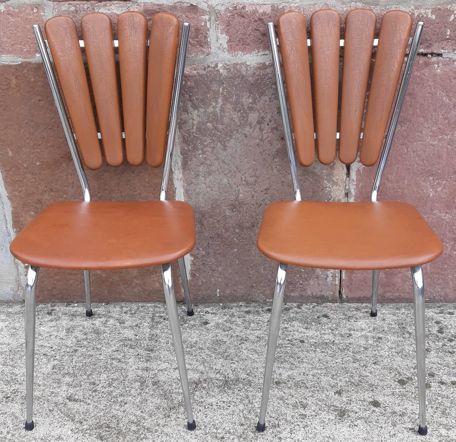 2 “Pétal” chairs from Soudévinyl
