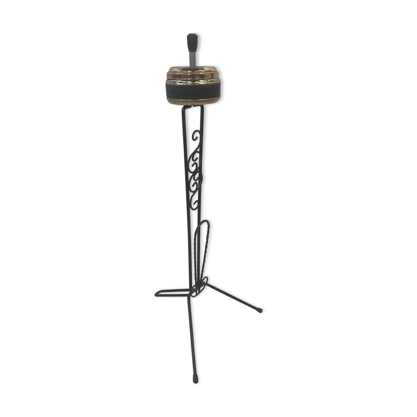 Ashtray carries tripod magazines