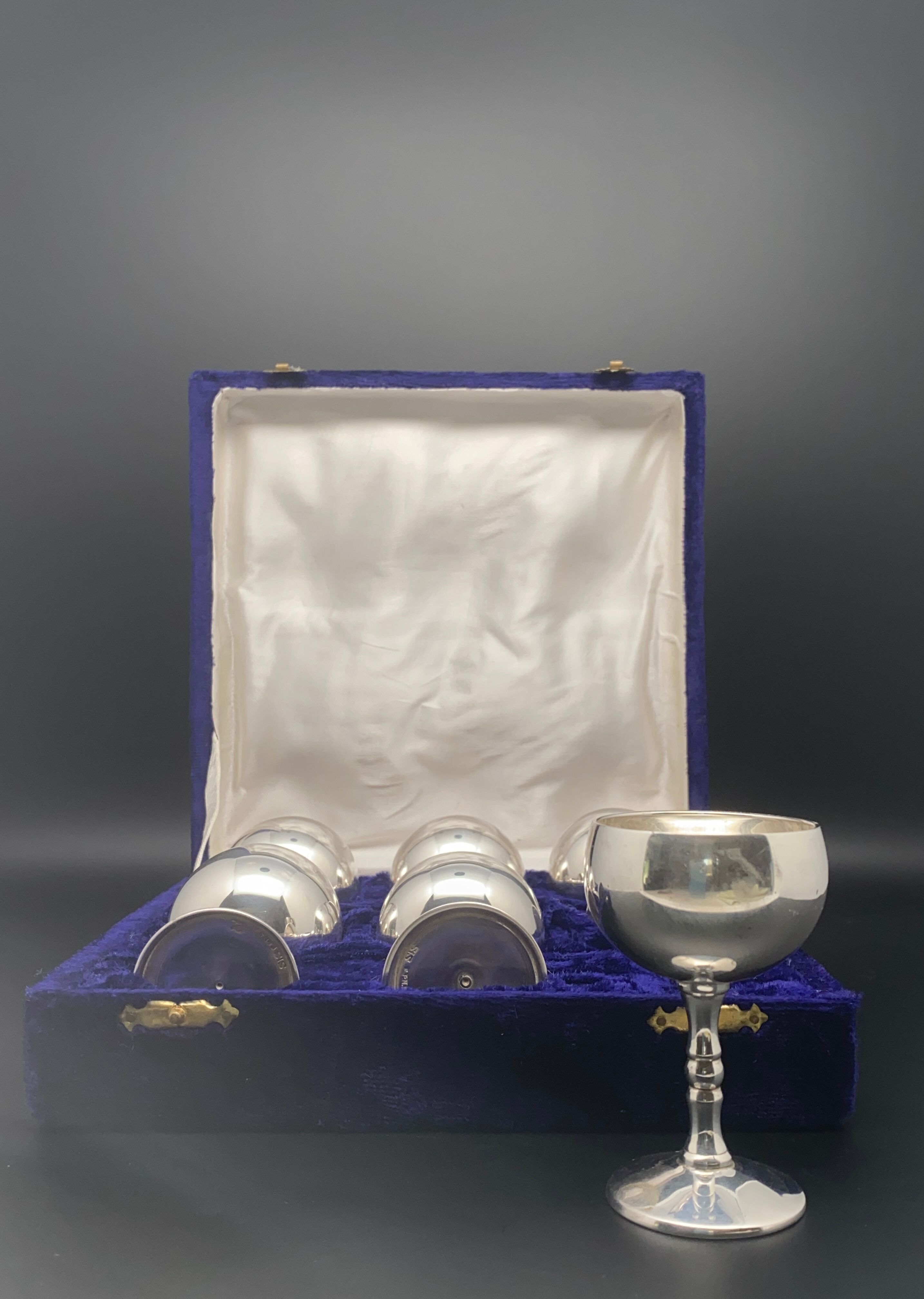 Strong silver alcohol cups in original velvet box
