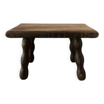 Petit banc en bois aux pieds perlés