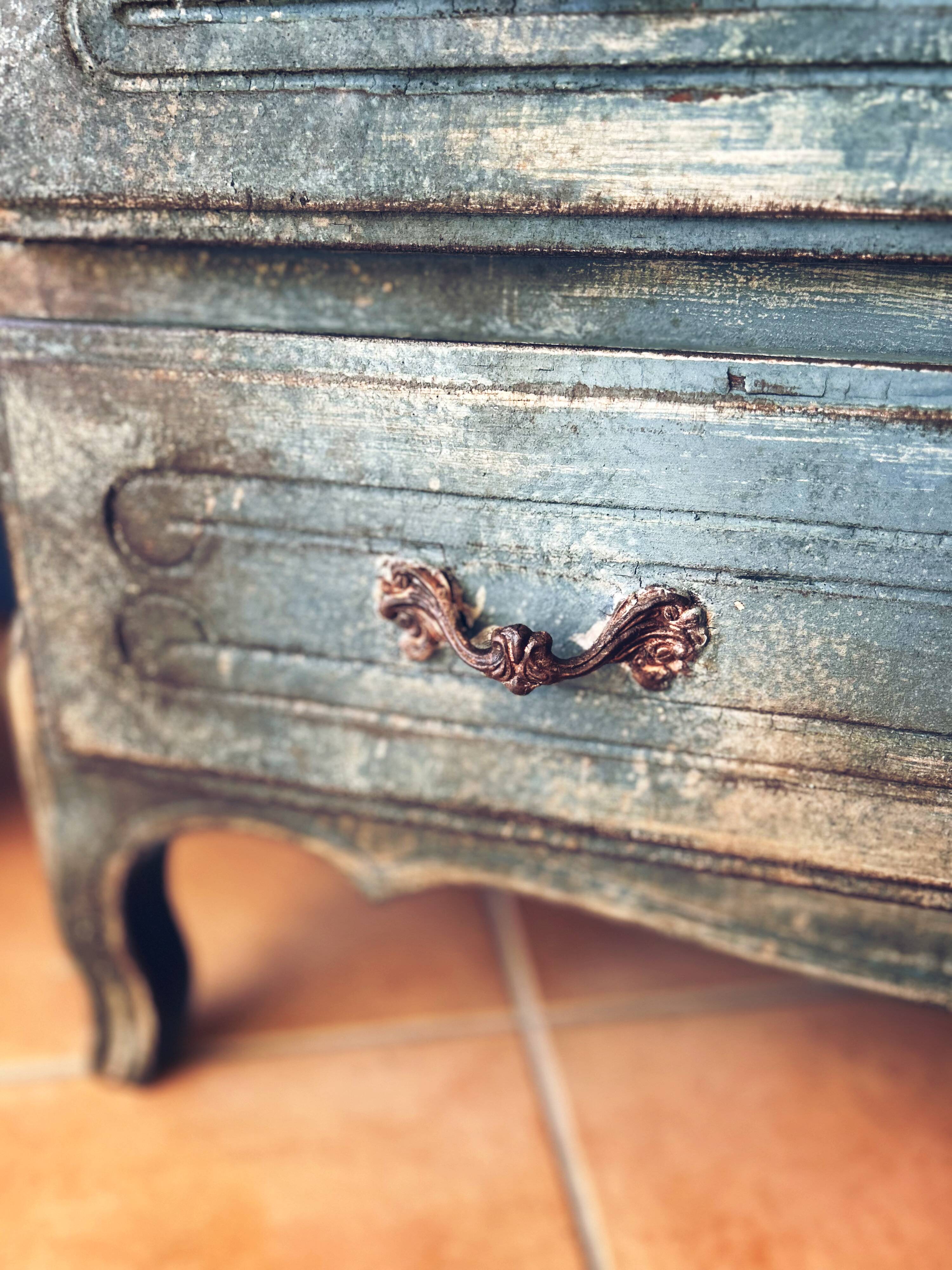 Antique commode with a patina in the Tuscan technique.