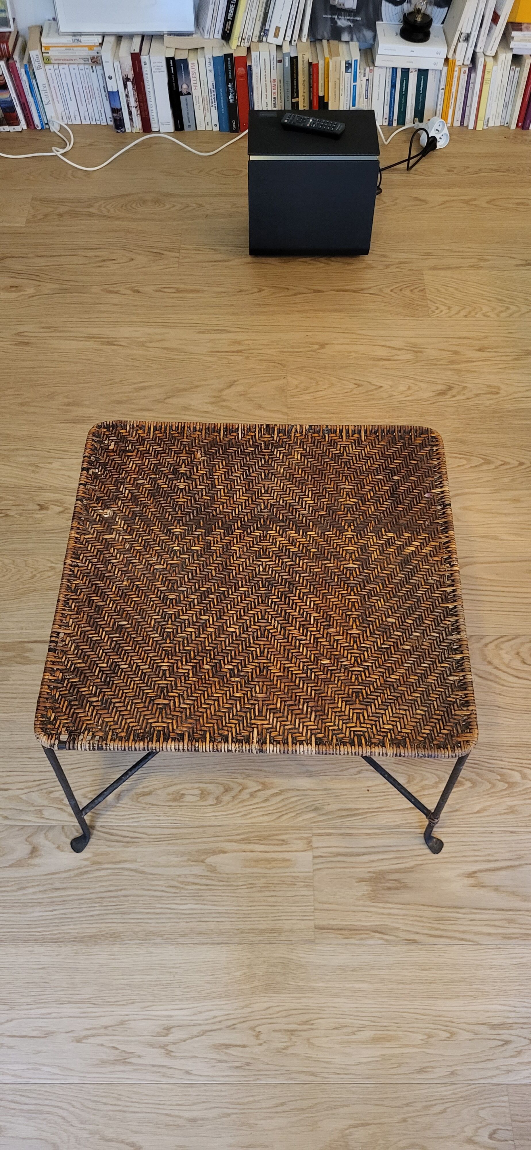 Coffee table in wrought iron and rattan