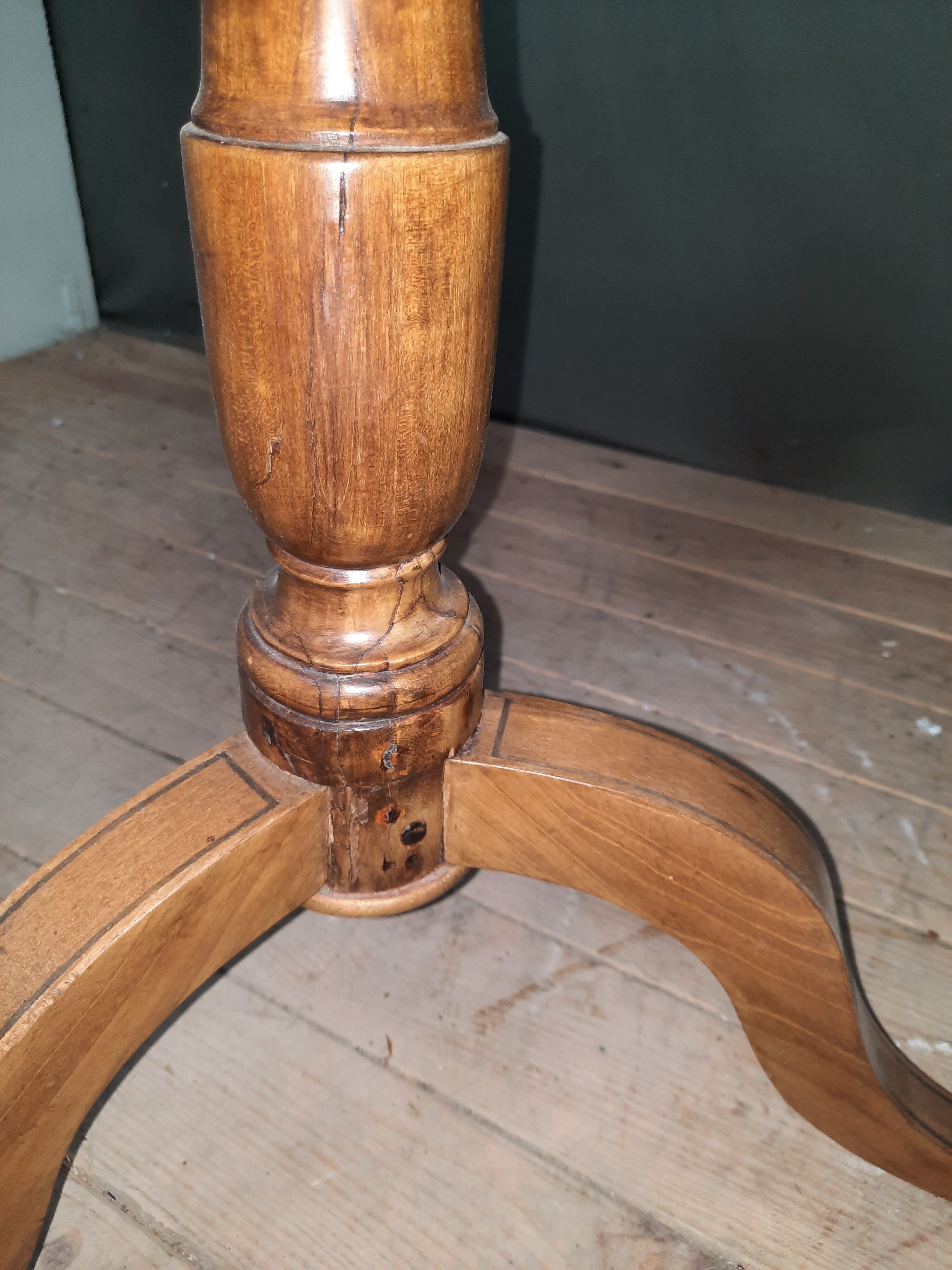 Gueridon dessu marble