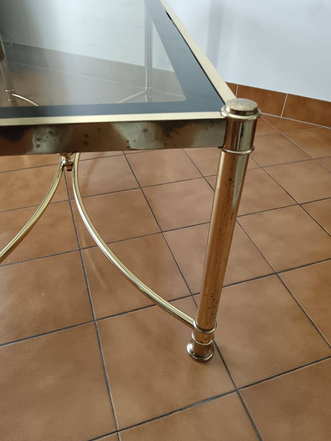 Table basse en laiton et verre fumé
