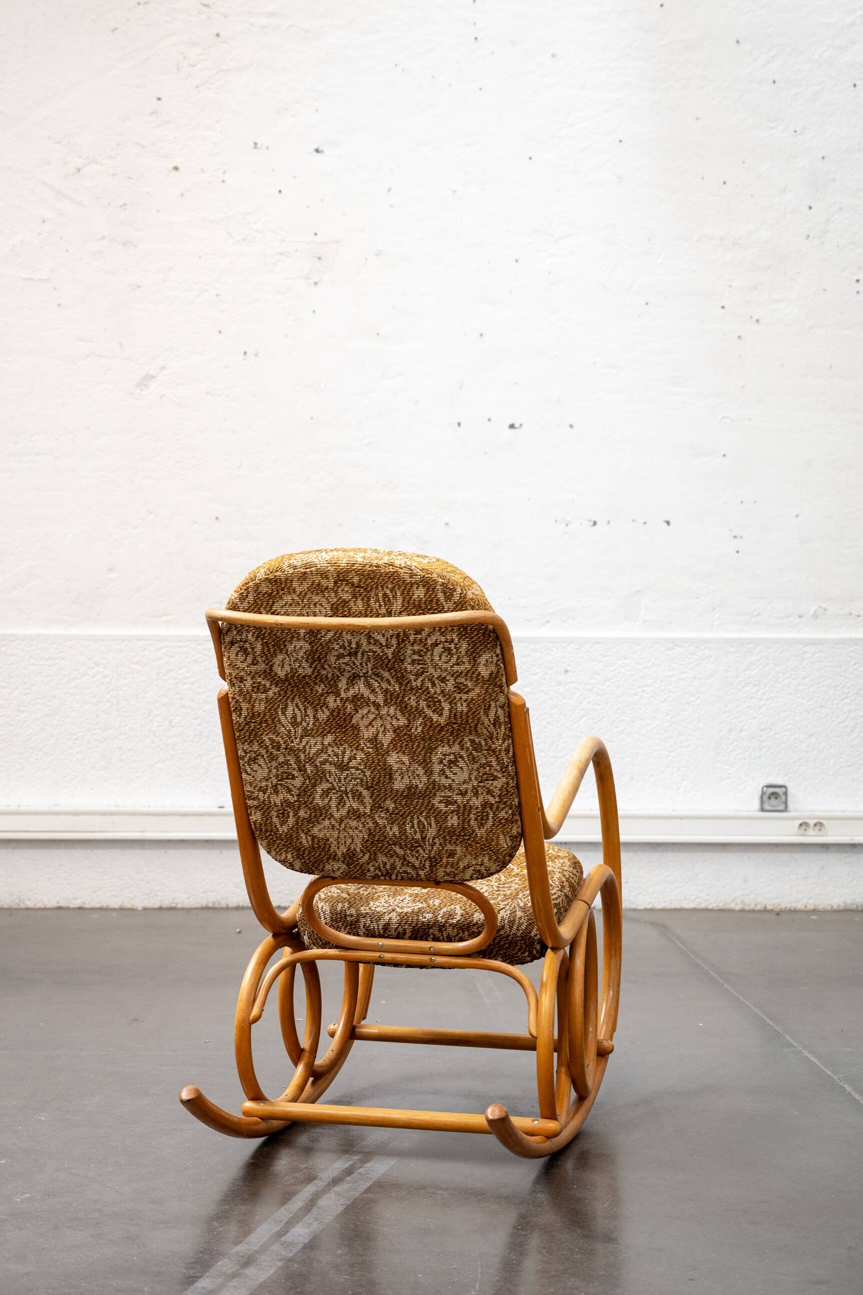 Rocking chair en bois courbé
