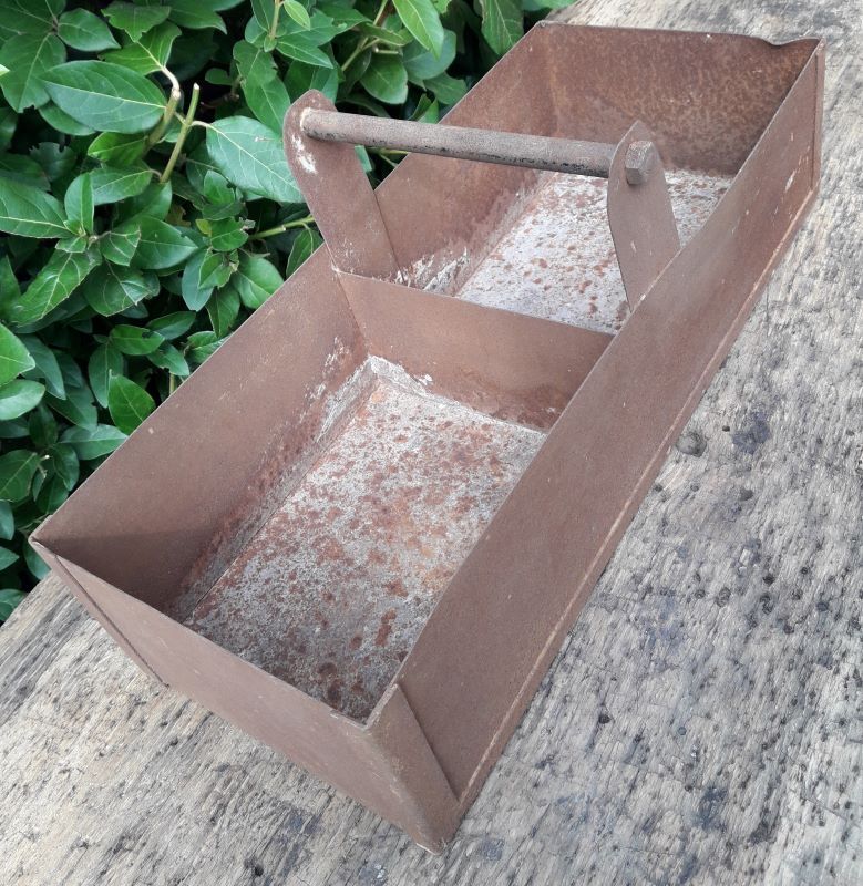 Metal crate with 2 compartments