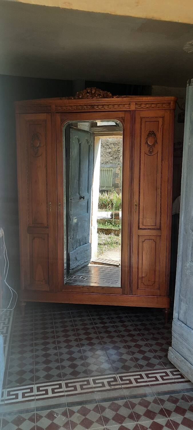 Armoire style louis XVI