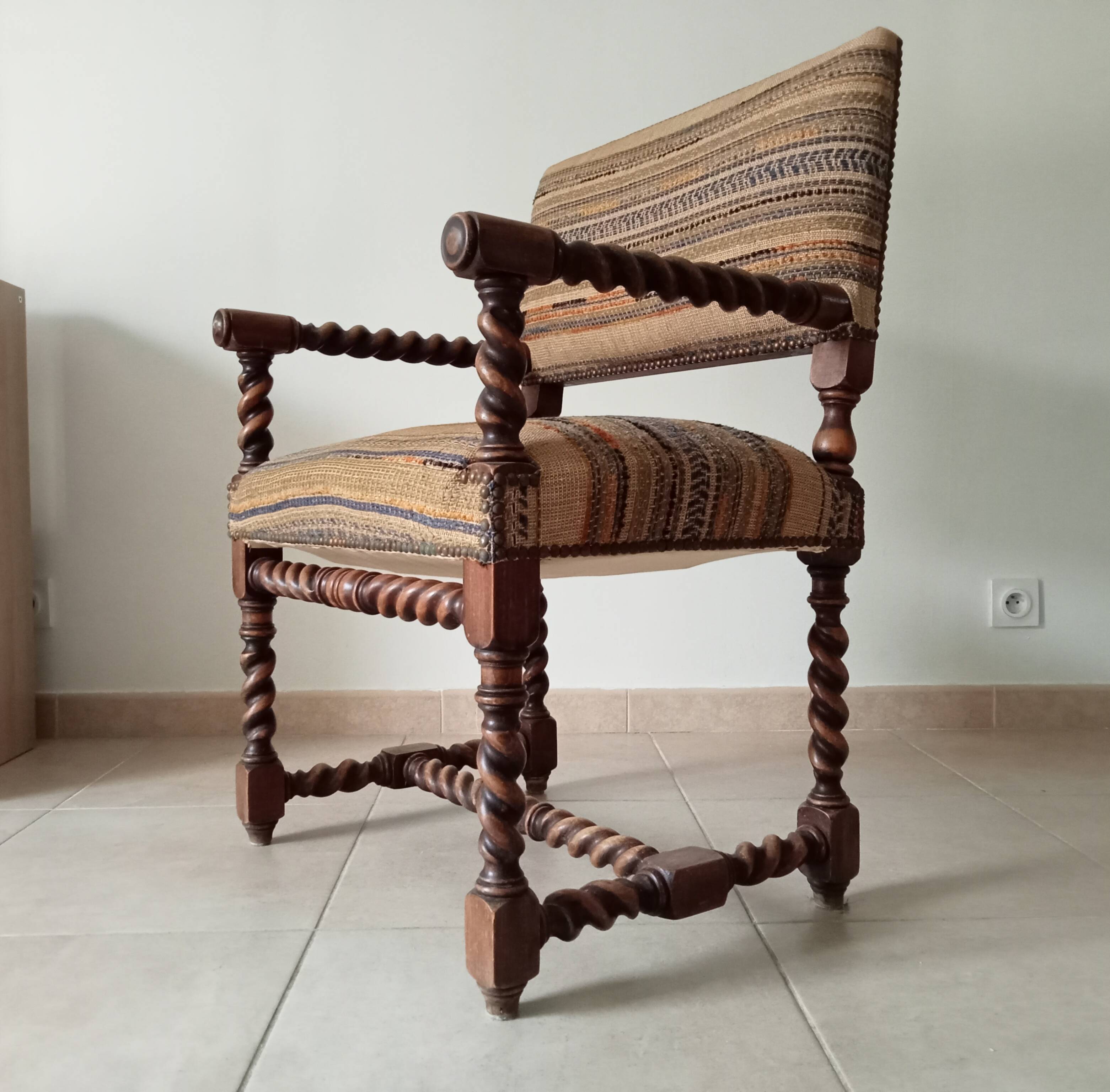 Ancien fauteuil "caqueteuse" de style Louis XIII