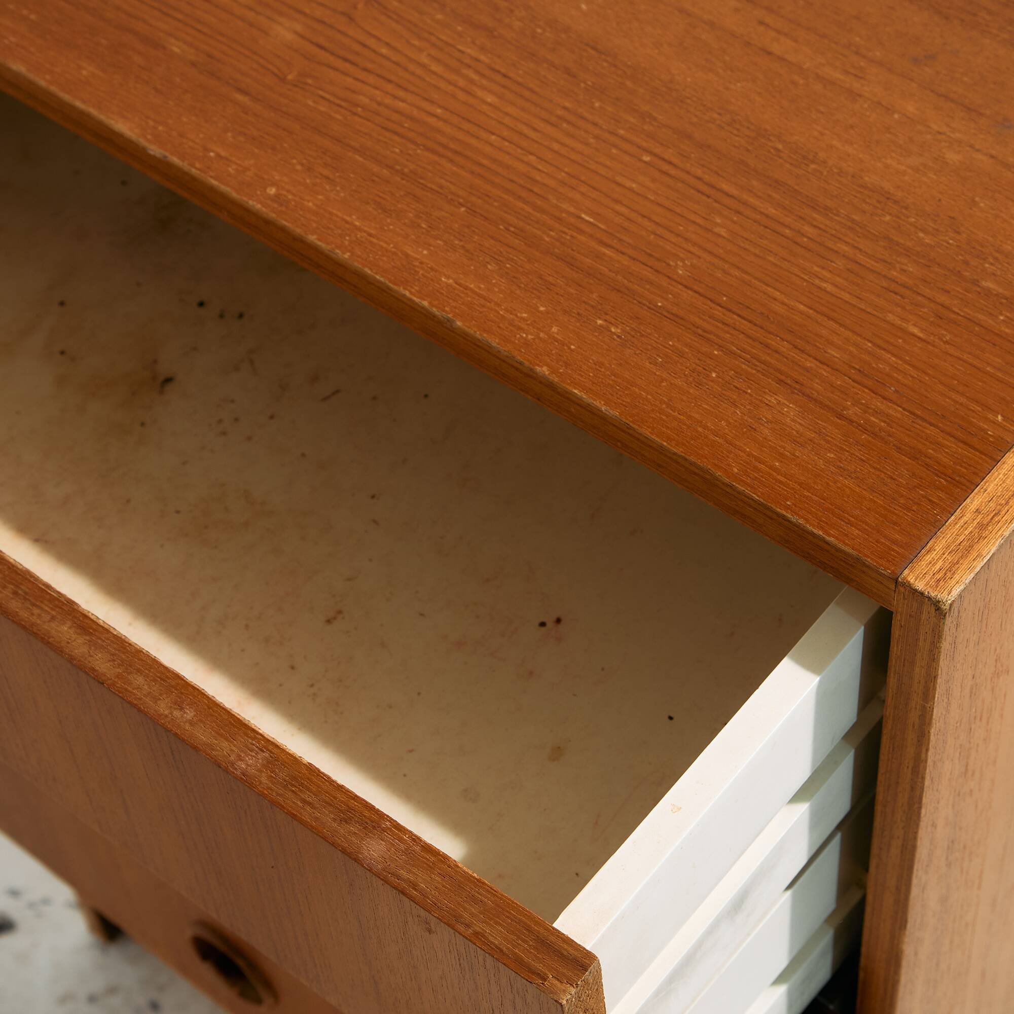 MK10127 Teak dresser with six drawers