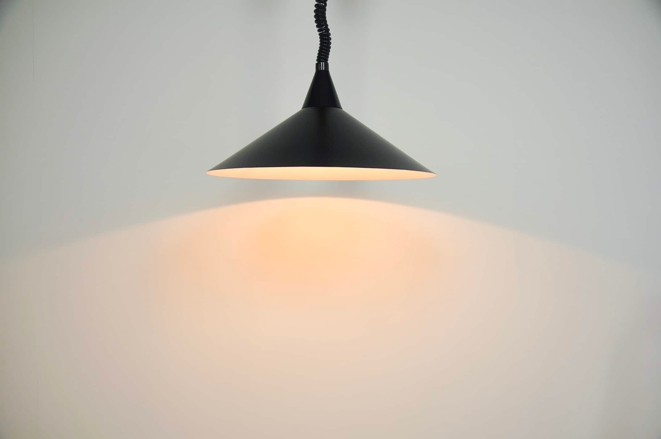 Lampe à pendentif en forme de chapeau de sorcière noir