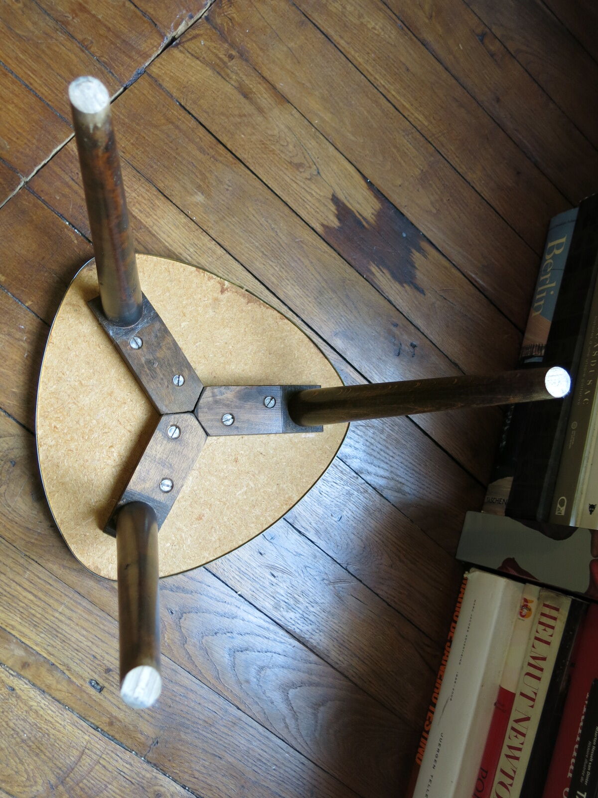 Small tripod table compass feet in formica marbled effect and brass strapping Vintage 50s 60s