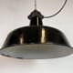 Lampe d'usine industrielle en émail noir avec dessus en fonte, années 1950