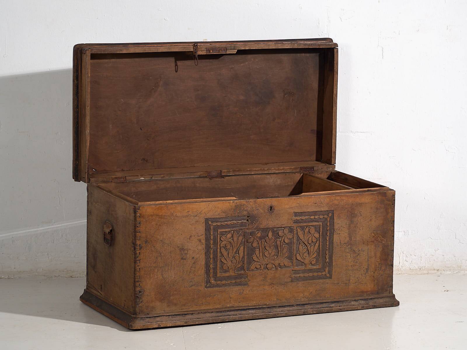 Antique chest with engraved floral motifs (c.1850)