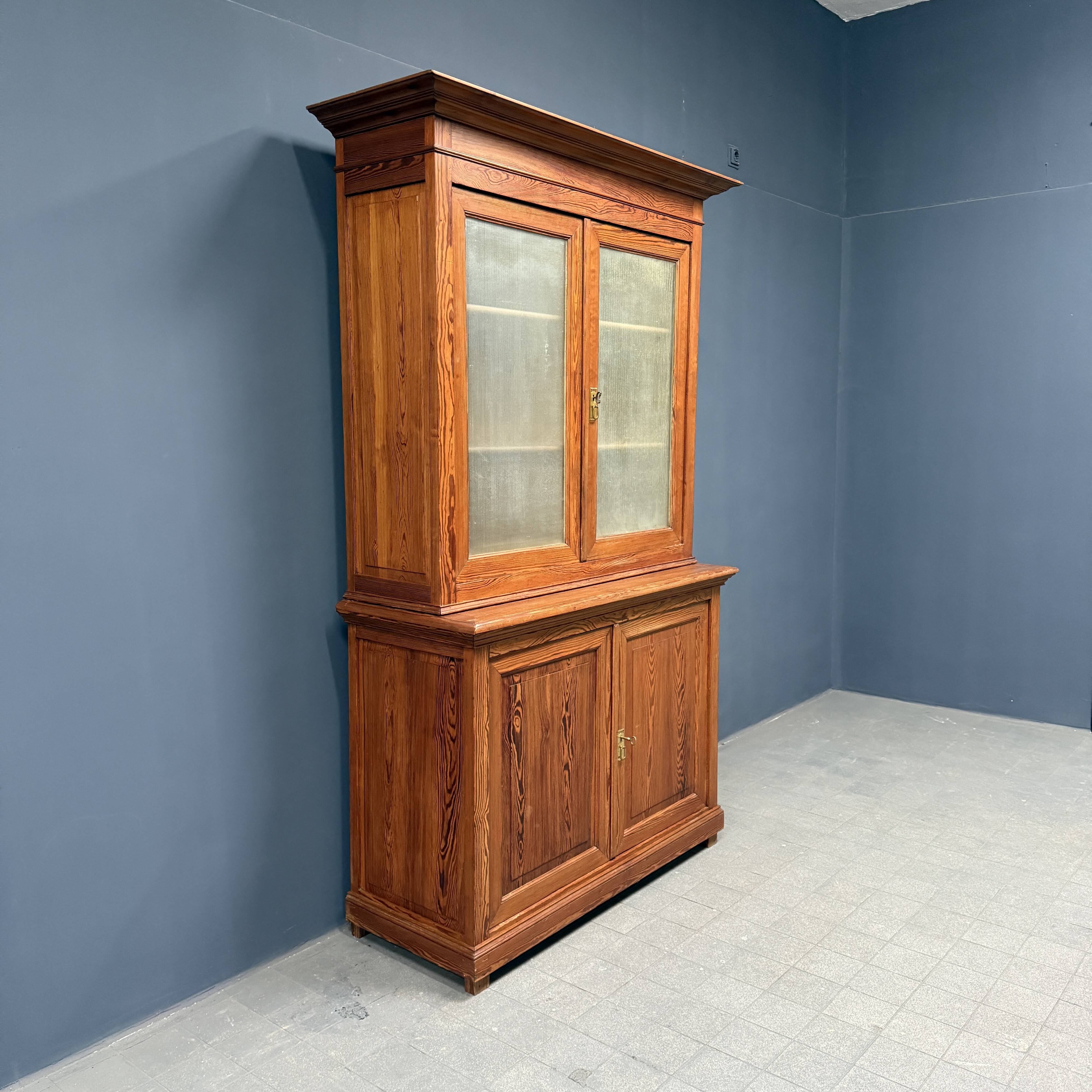 Armoire d'école en pin belge avec vitres nervurées