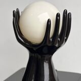 Lampe a poser vintage 1980 mains enserrant boule verre blanche