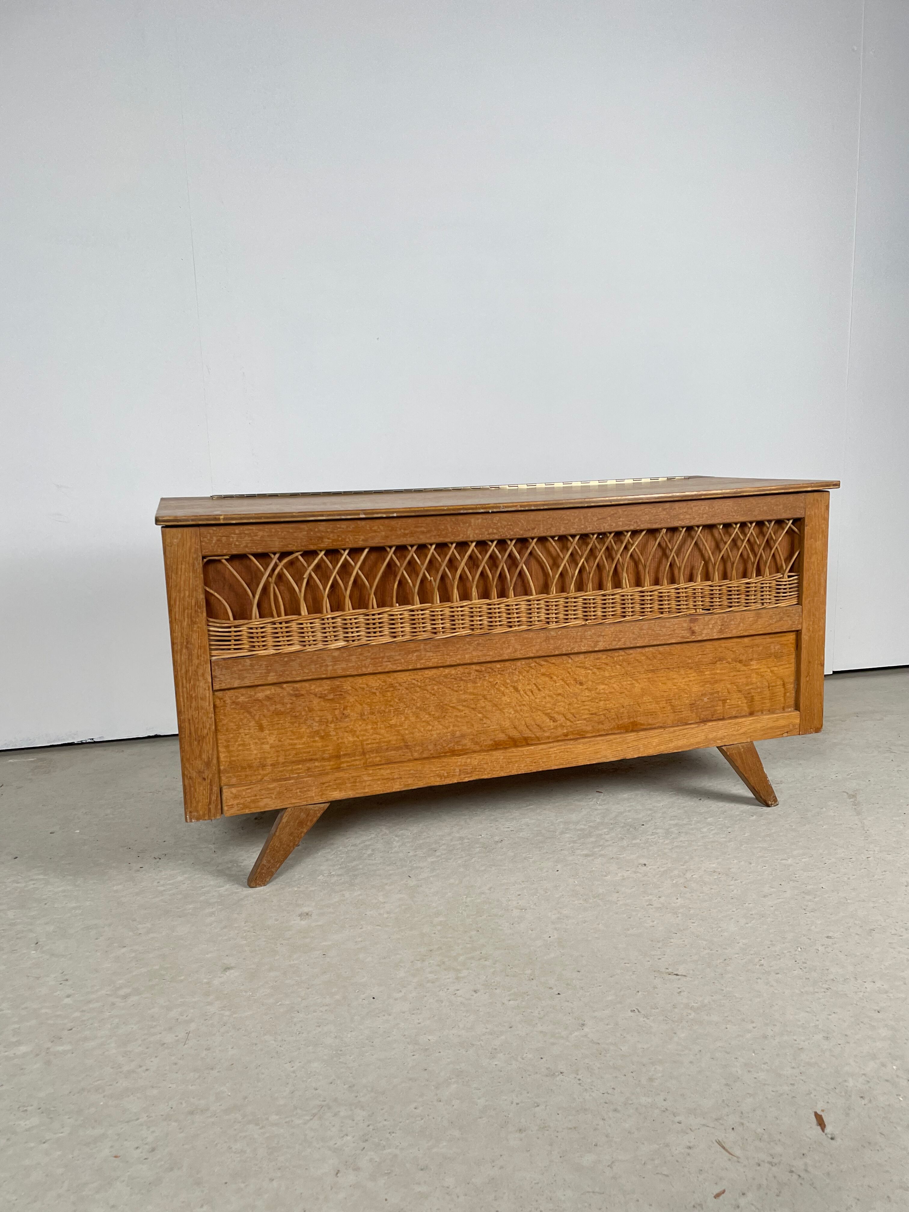Coffre à jouet 1950 pieds compas et rotin
