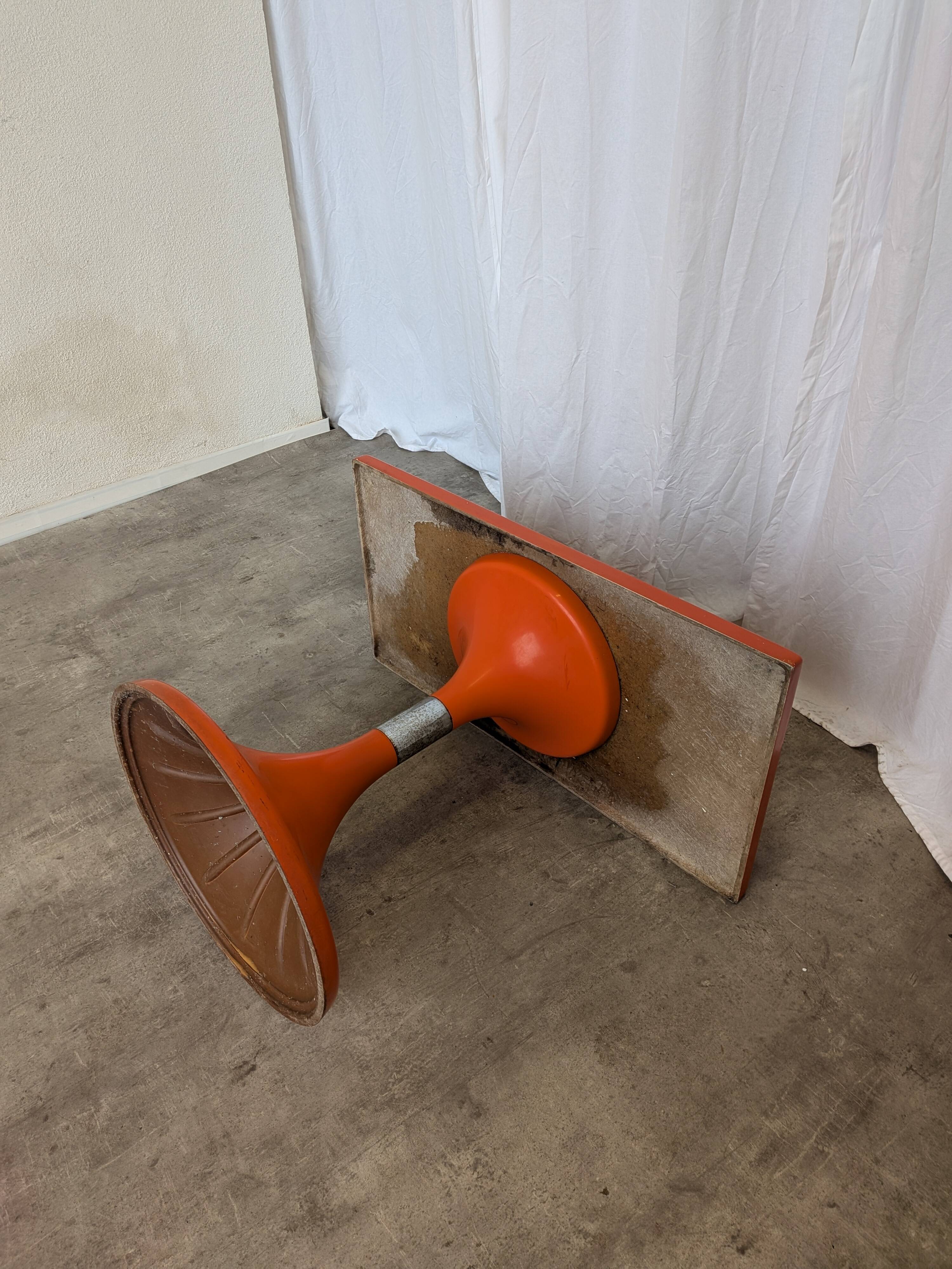 Table vintage orange par Finžgar & Zorman pour Meblo Yougoslavie