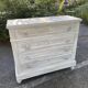 Commode ancienne en bois blanchi dessus en marbre blanc